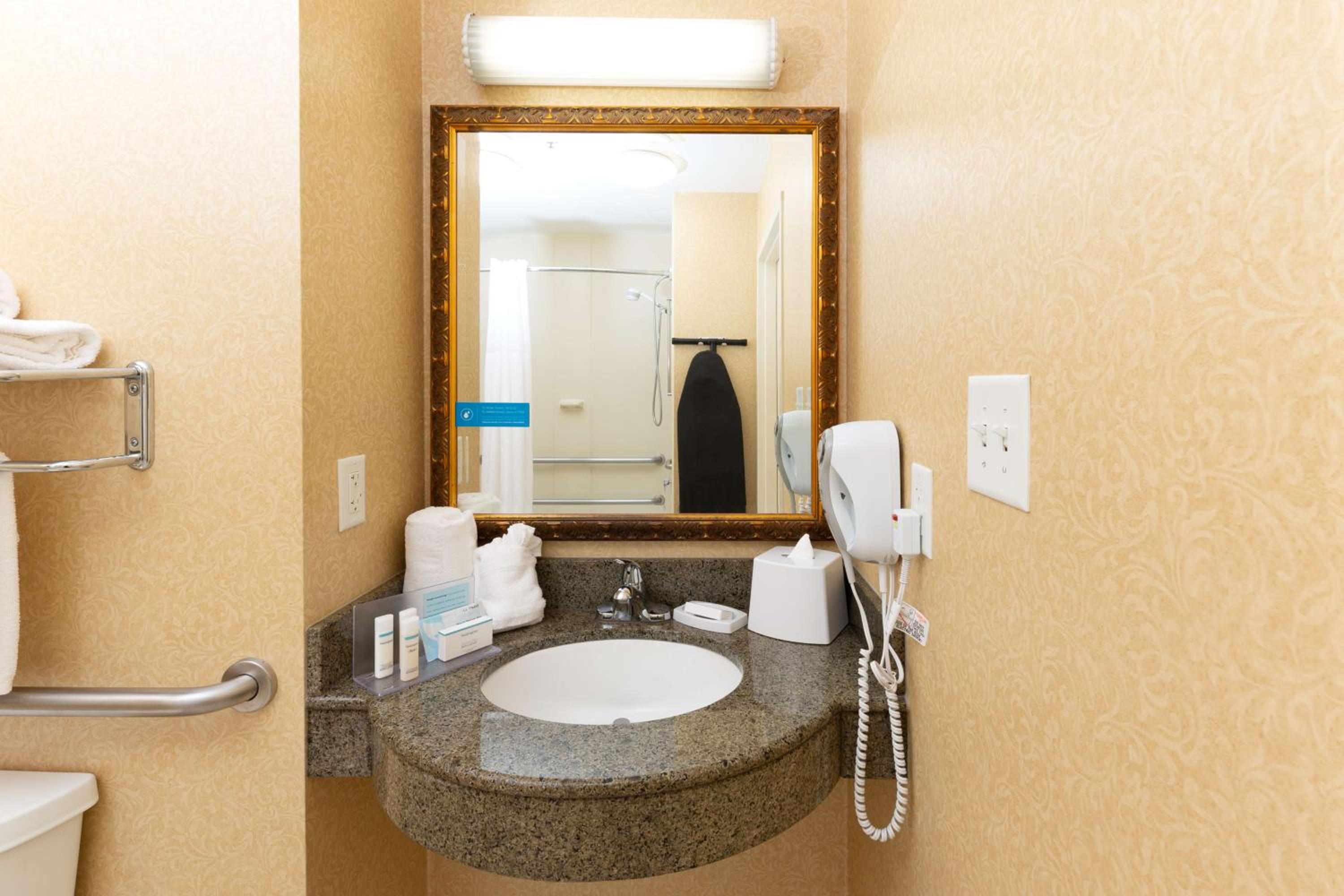 King Room with Accessible Tub - Mobility and Hearing Access/Non-Smoking - Photo 2