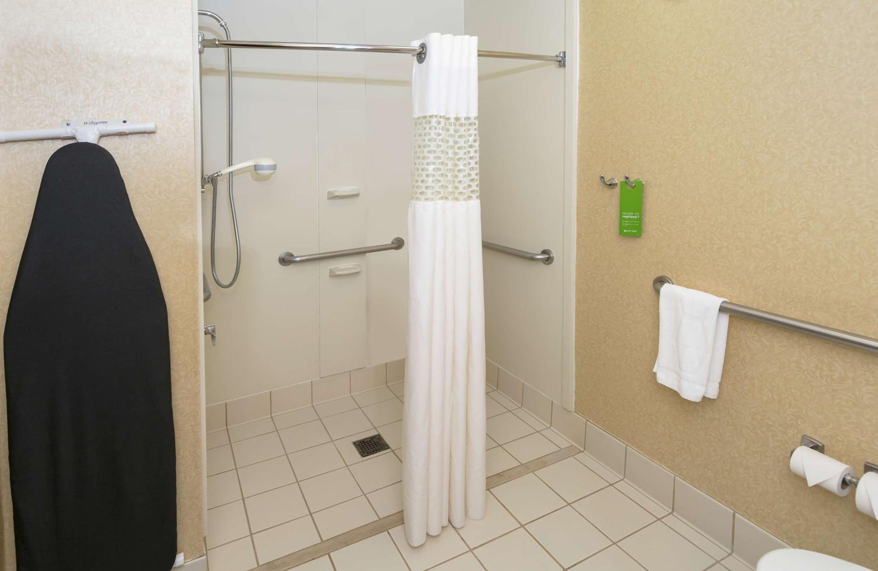 King Room with Roll-In Shower - Mobility and Hearing Access/Non-Smoking - Photo 4