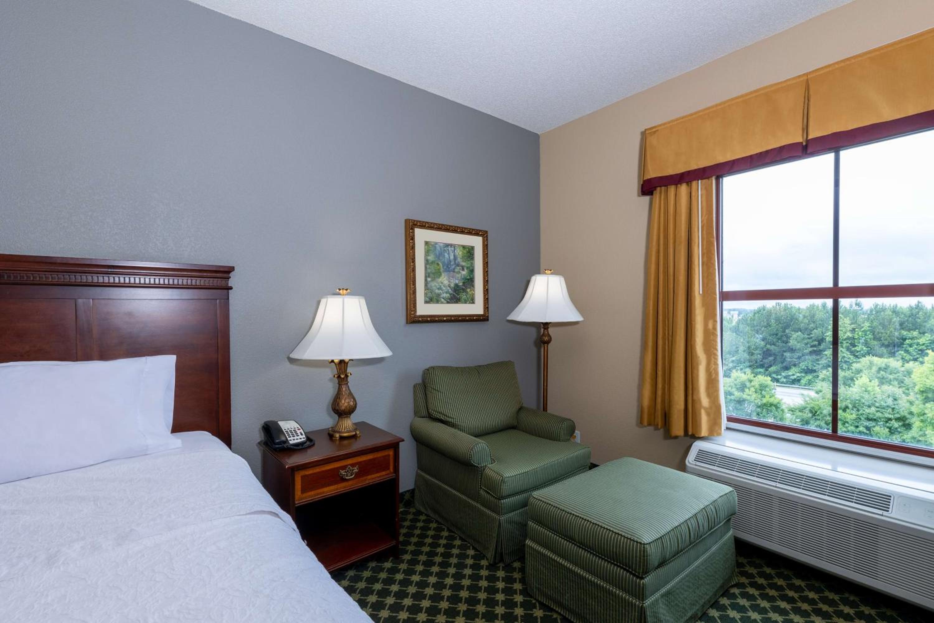 King Room with King Bed - Non-Smoking - Photo 5
