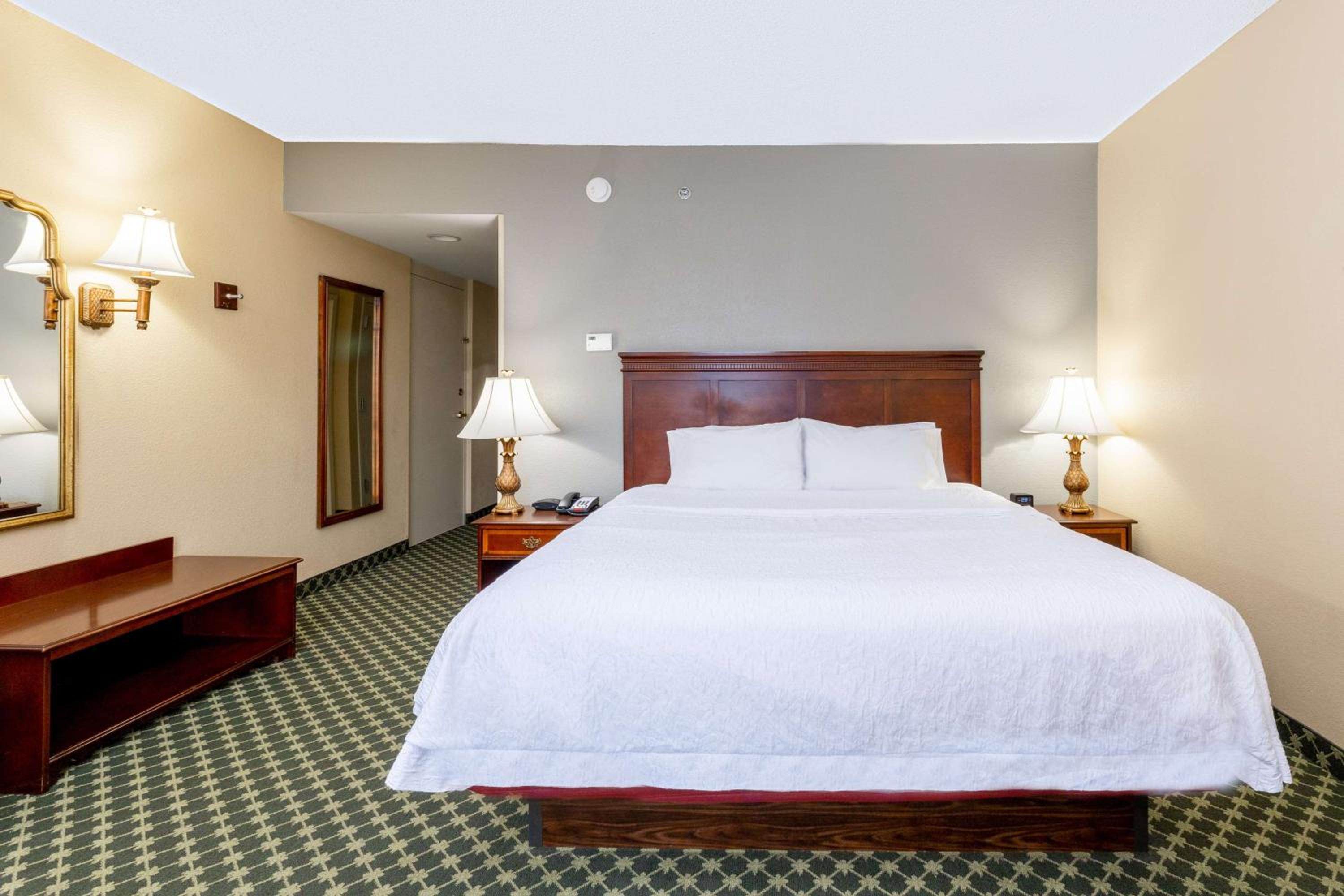 Deluxe King Room With Whirpool - Non-Smoking photo 2
