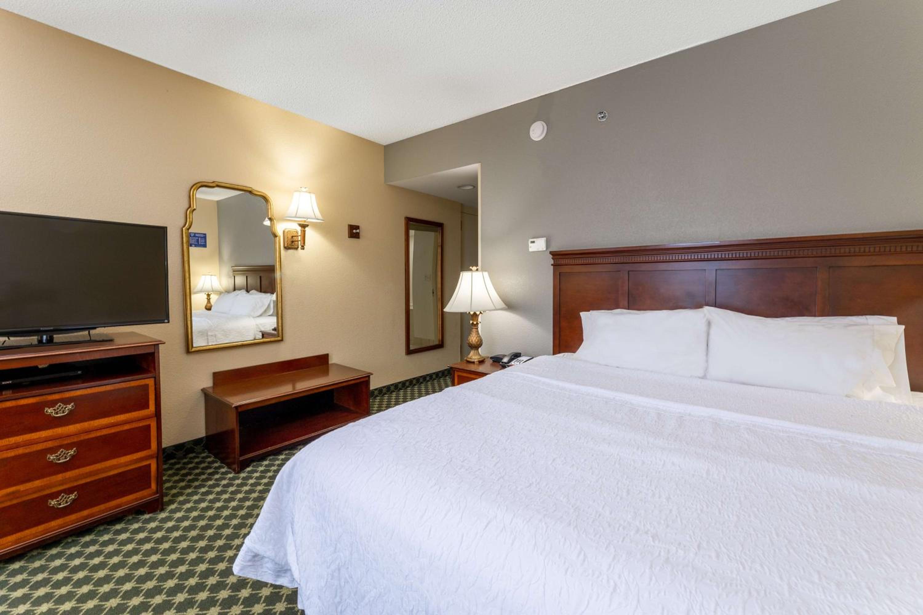 Deluxe King Room With Whirpool - Non-Smoking photo 1
