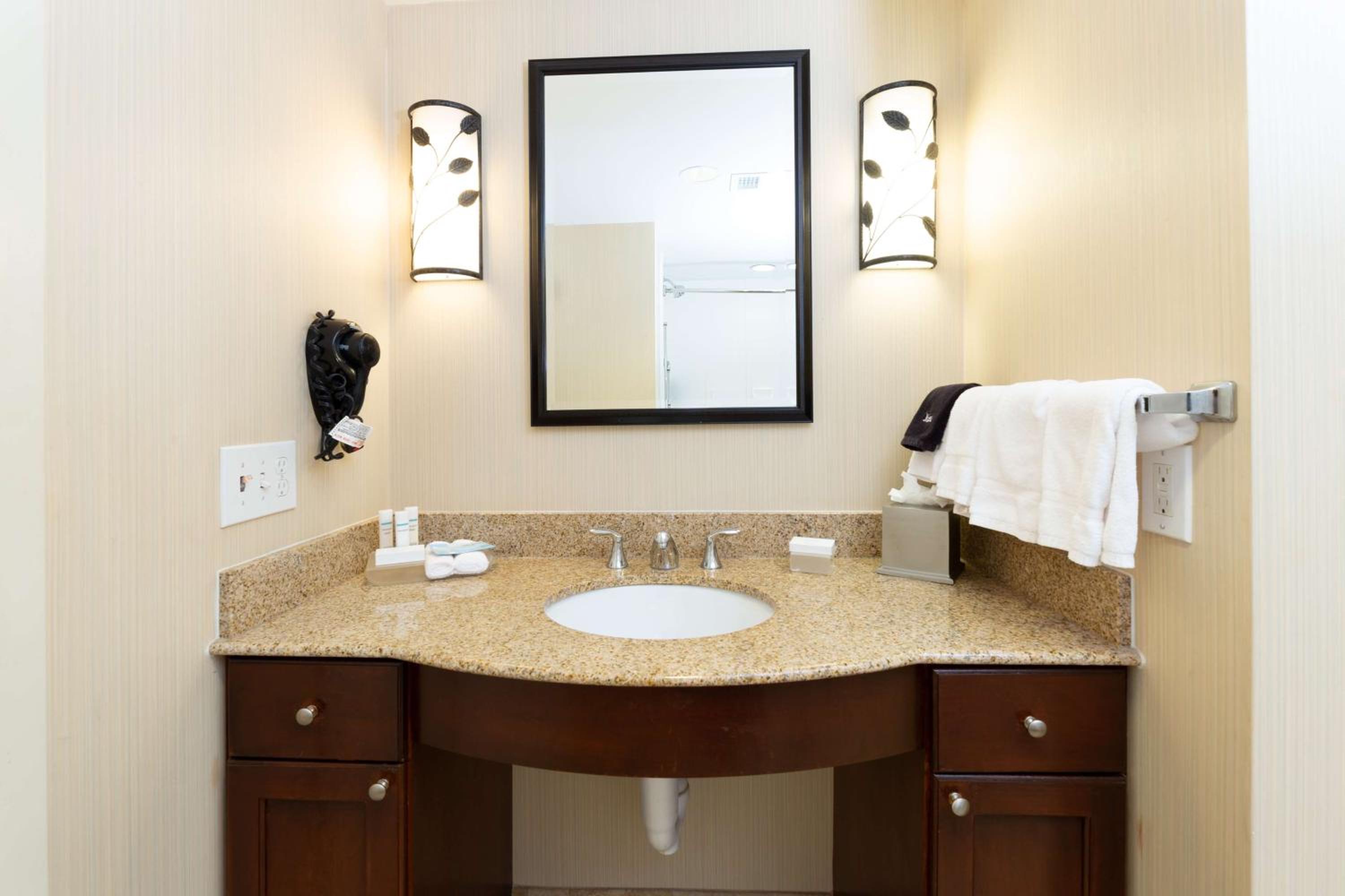 Suite with Two Queen Beds and Tub - Mobility and Hearing Access/Non-Smoking - Photo 5