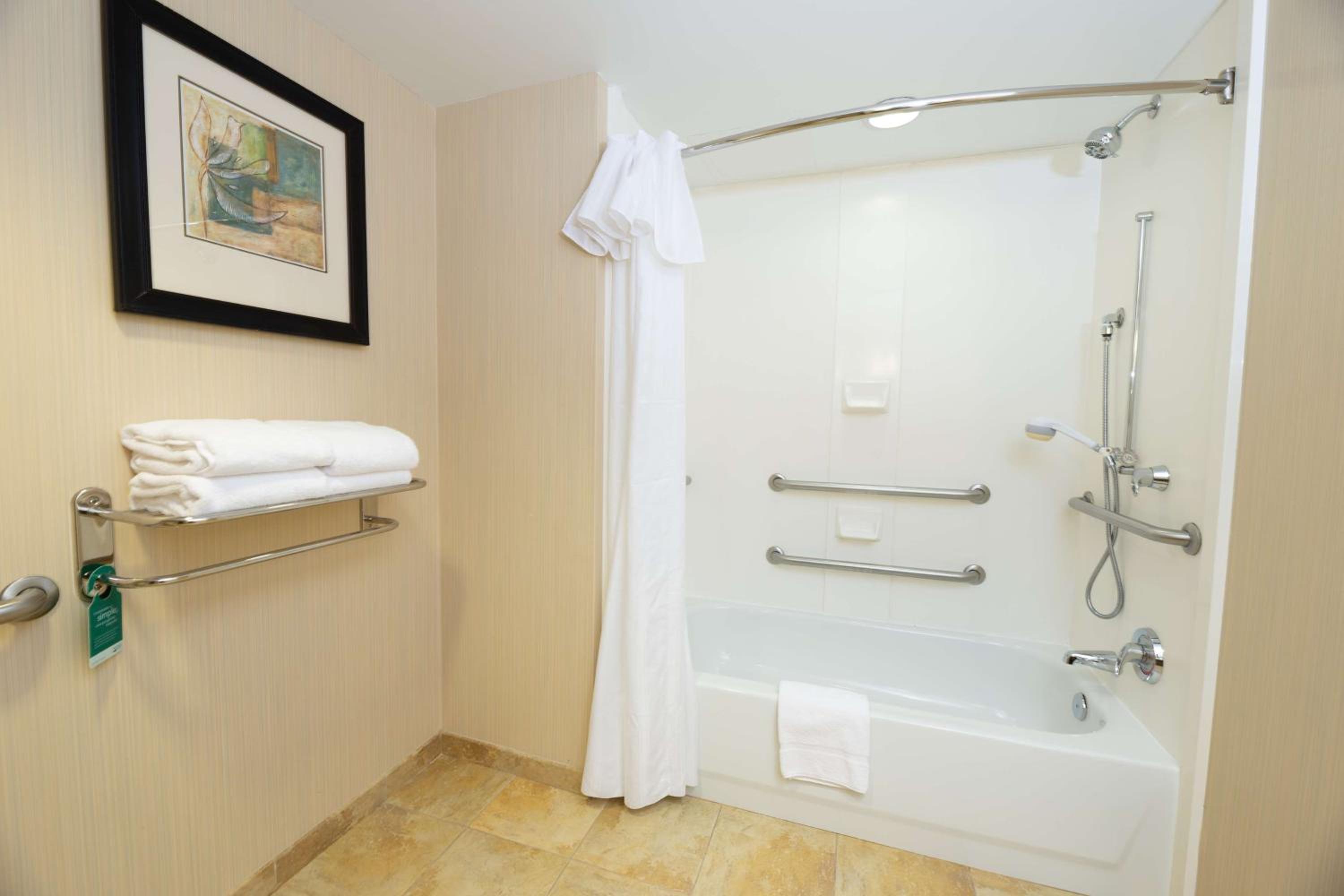 Suite with Two Queen Beds and Tub - Mobility and Hearing Access/Non-Smoking - Photo 6