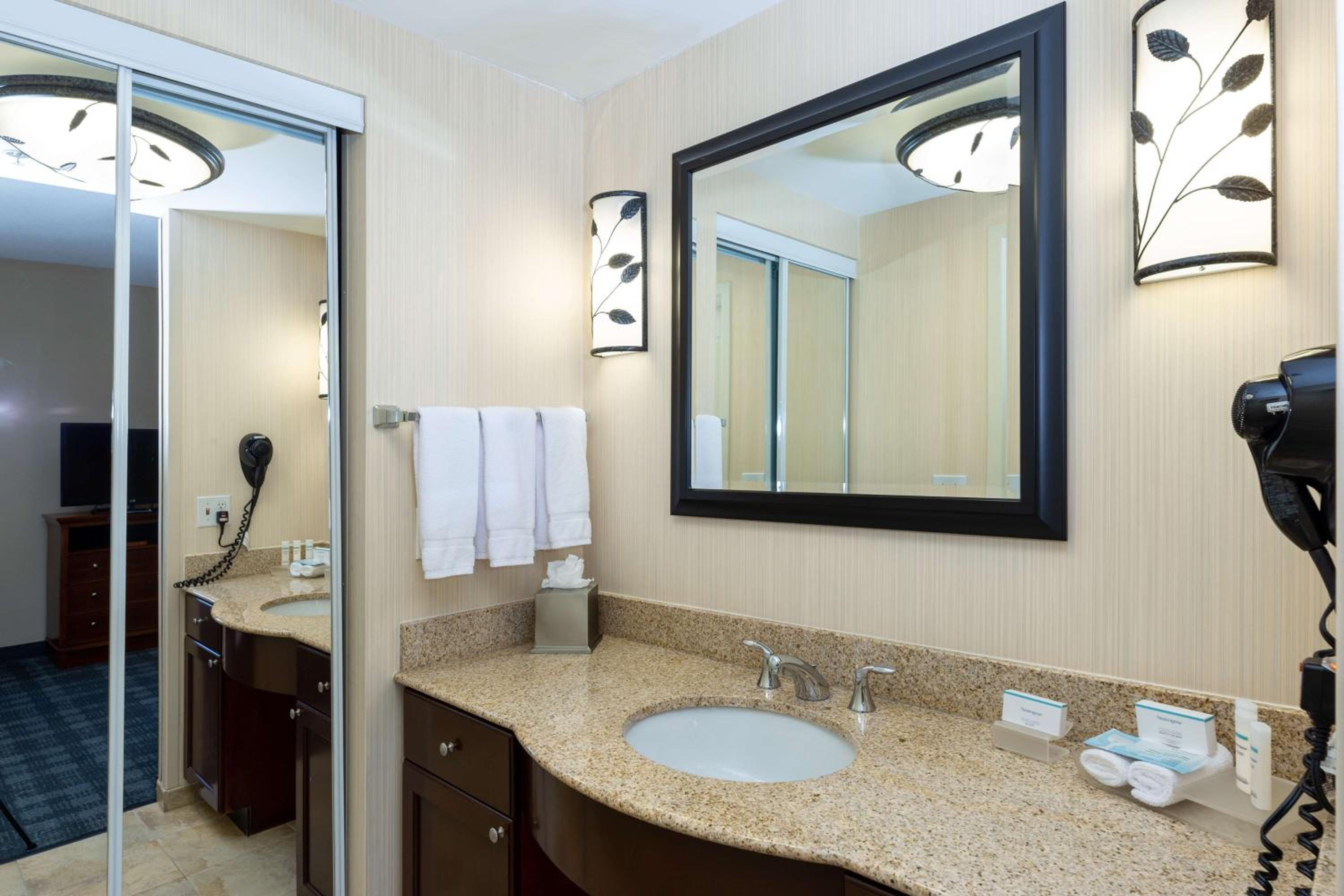 Two Bedroom Suite with One King and Two Queen Beds - Non-Smoking - Photo 4