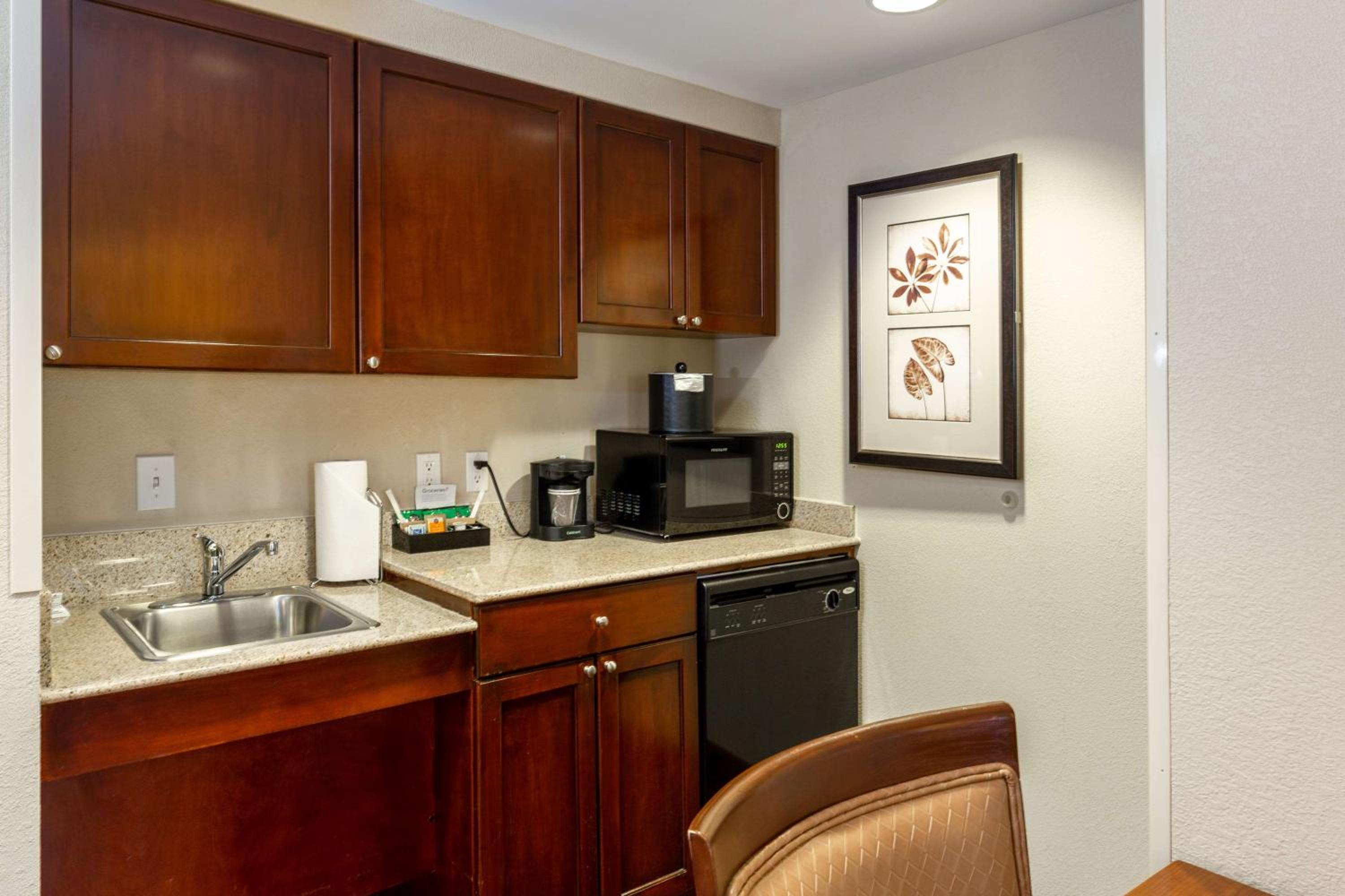 Suite with Two Queen Beds and Tub - Mobility and Hearing Access/Non-Smoking - Photo 3