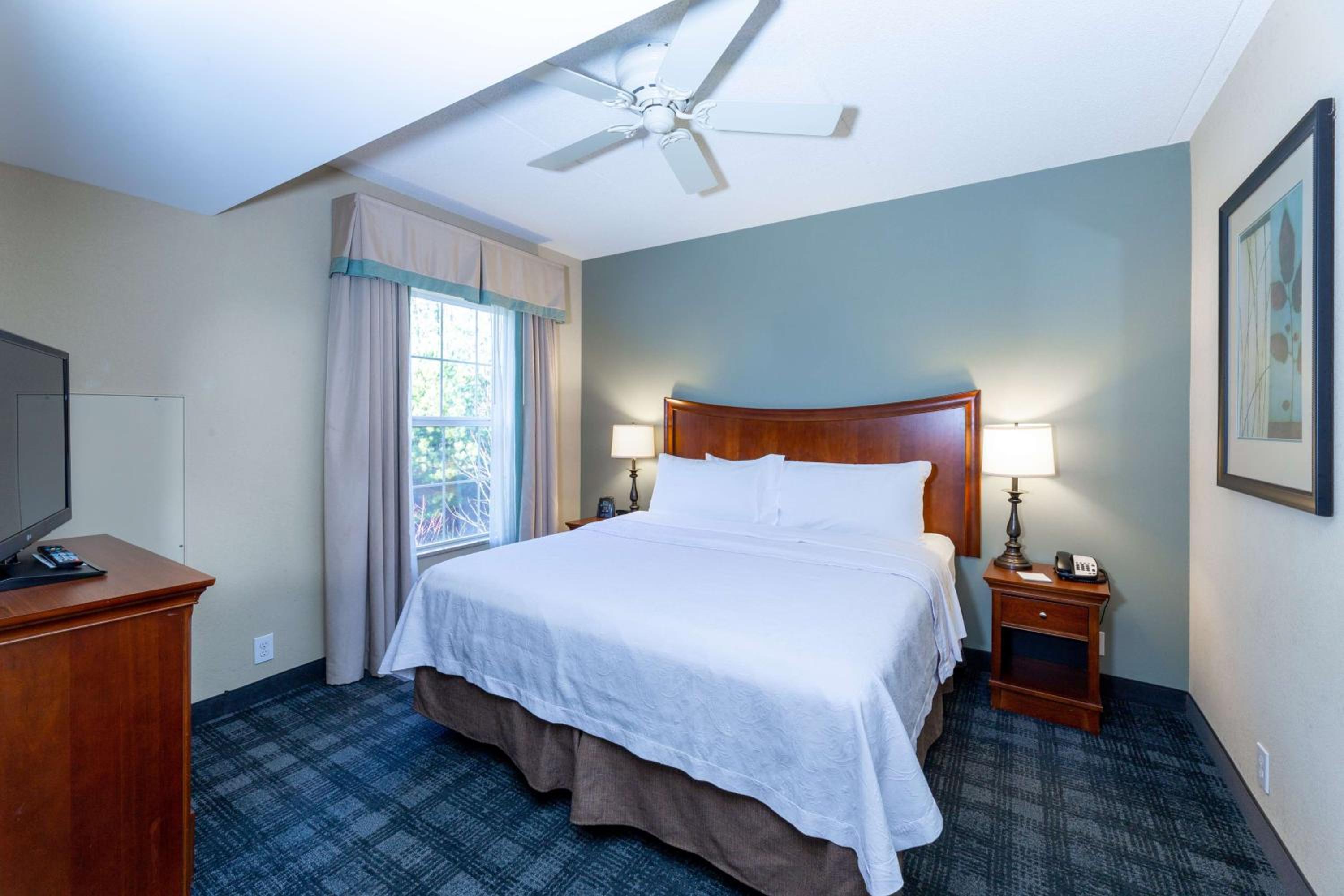 King Suite - Hearing Access/Non-Smoking - Photo 2