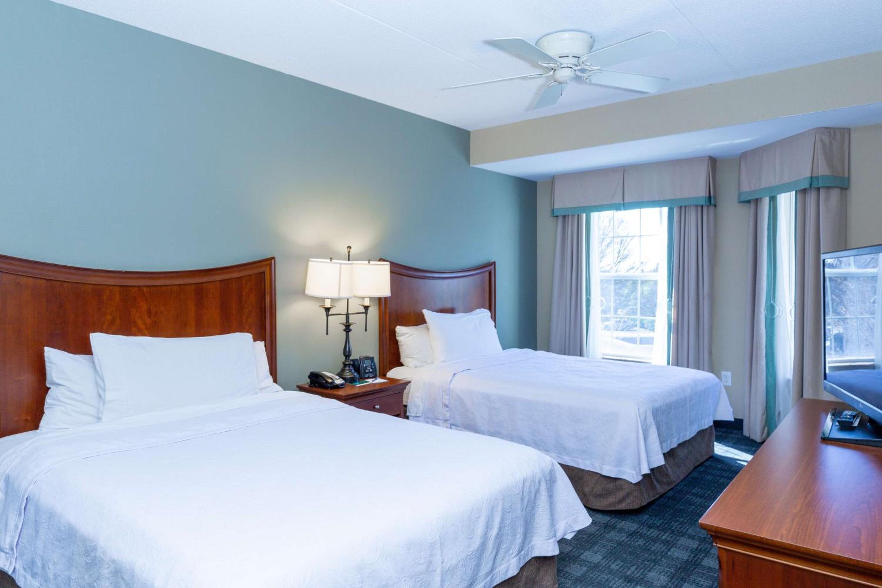 Suite with Two Queen Beds and Tub - Mobility and Hearing Access/Non-Smoking - Photo 4