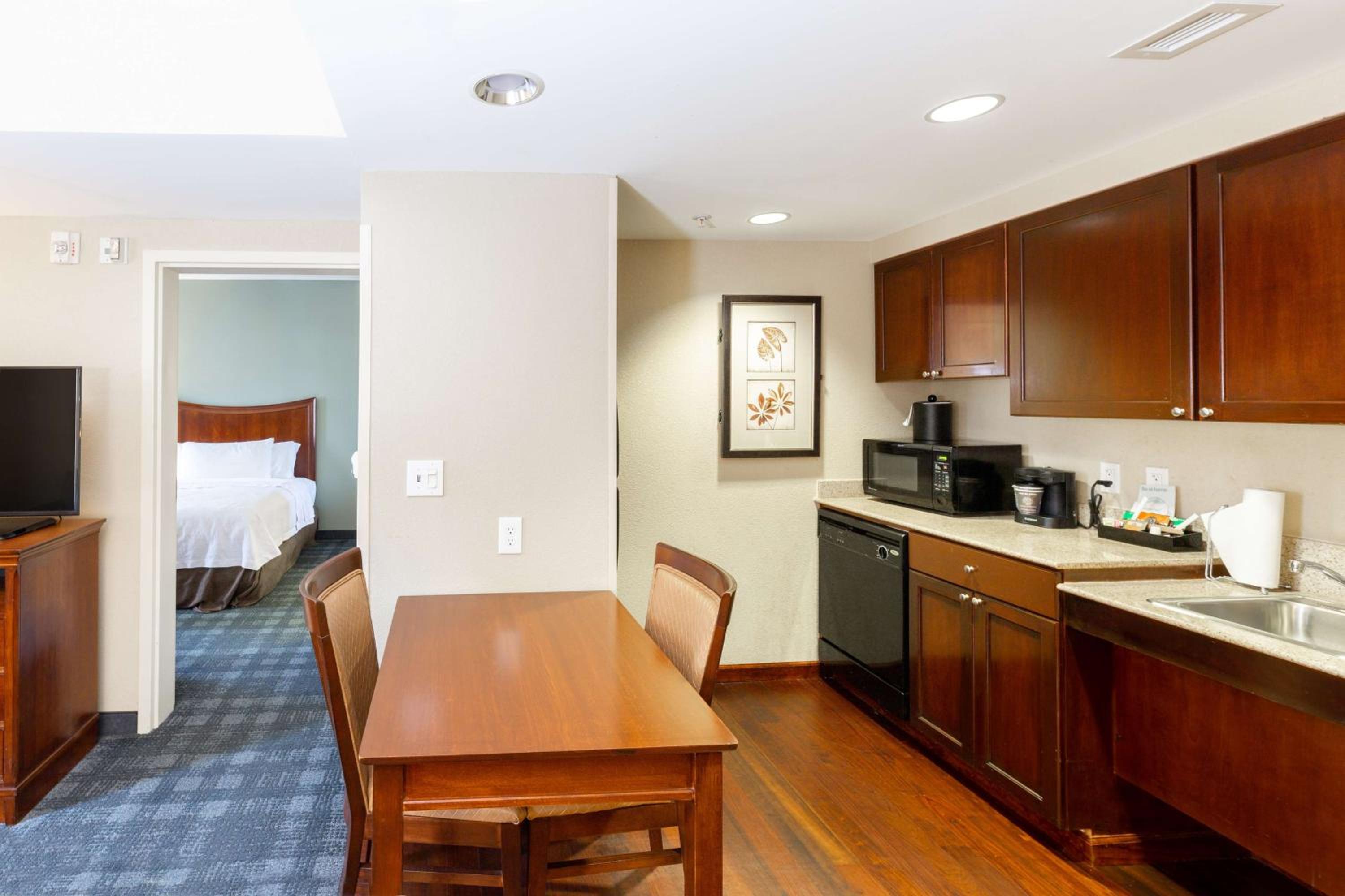 Two Bedroom Suite with One King and Two Queen Beds - Non-Smoking - Photo 3
