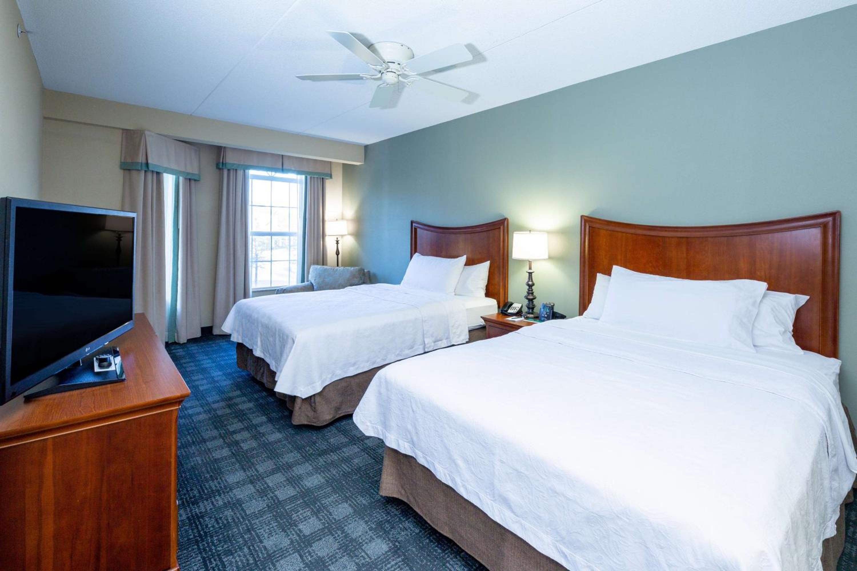 Two Bedroom Suite with One King and Two Queen Beds - Non-Smoking - Photo 5
