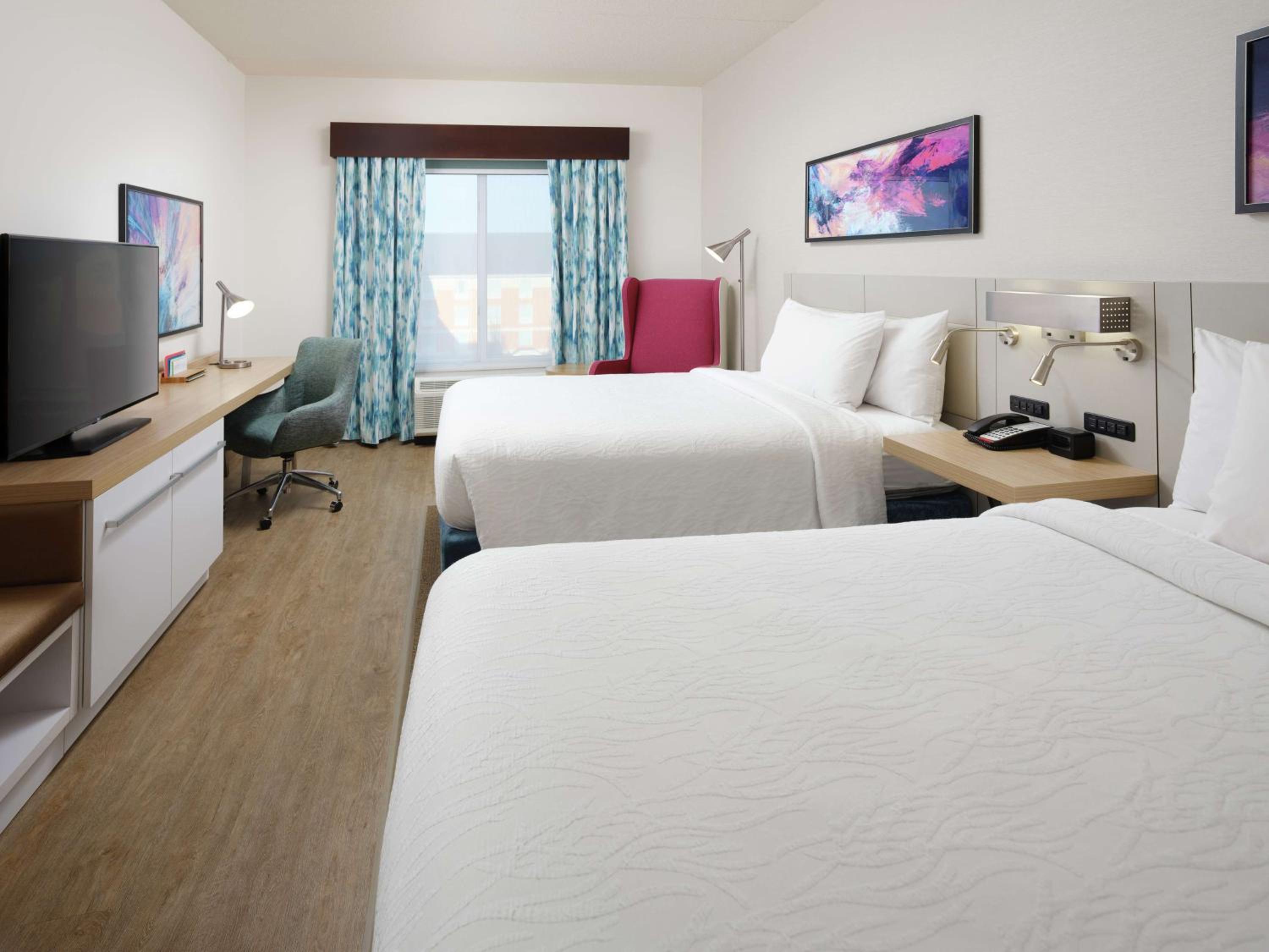 Queen Room with Two Queen Beds - Photo 4