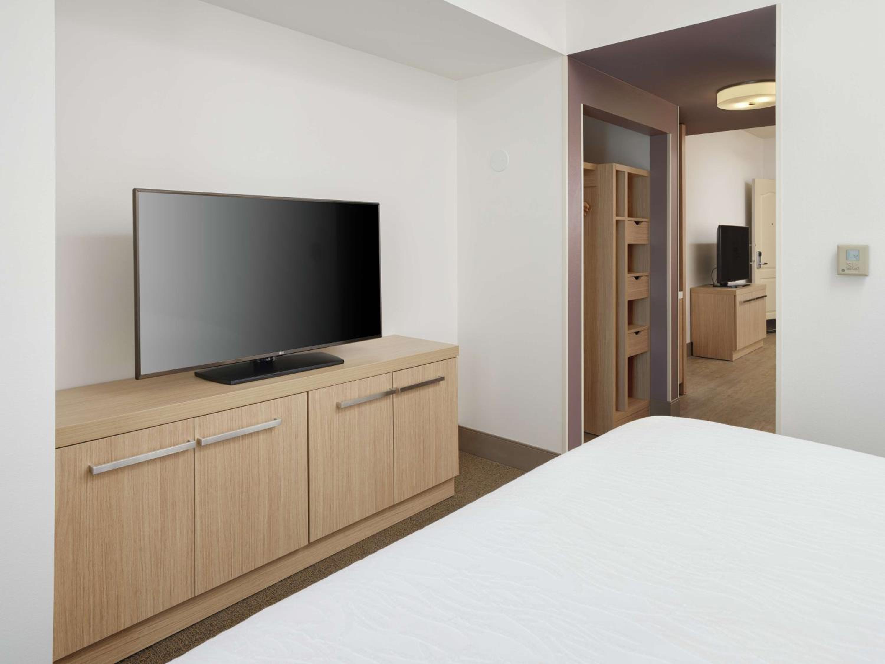 Junior King Suite with Sofa Bed - Photo 3