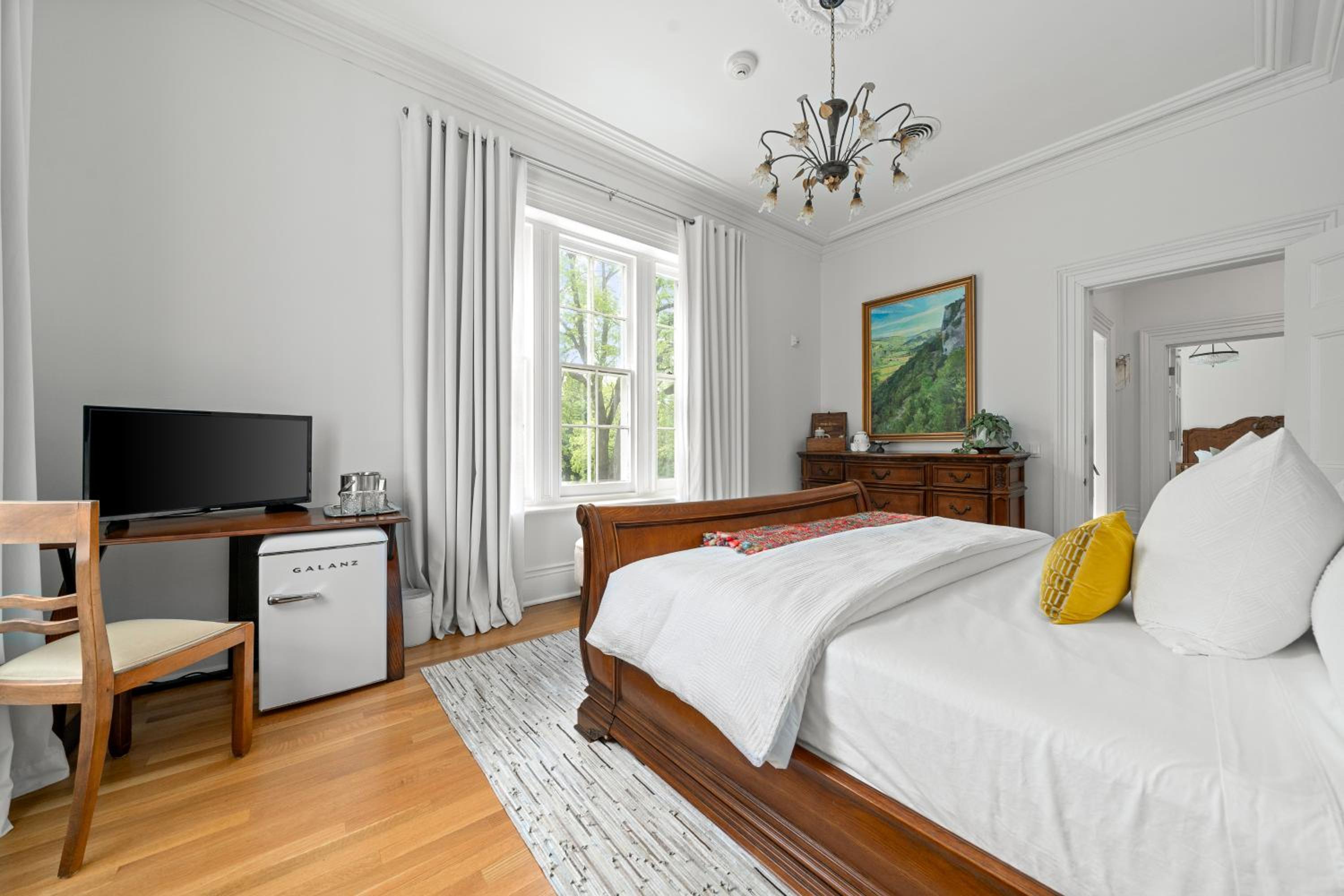 Deluxe King Suite photo 2