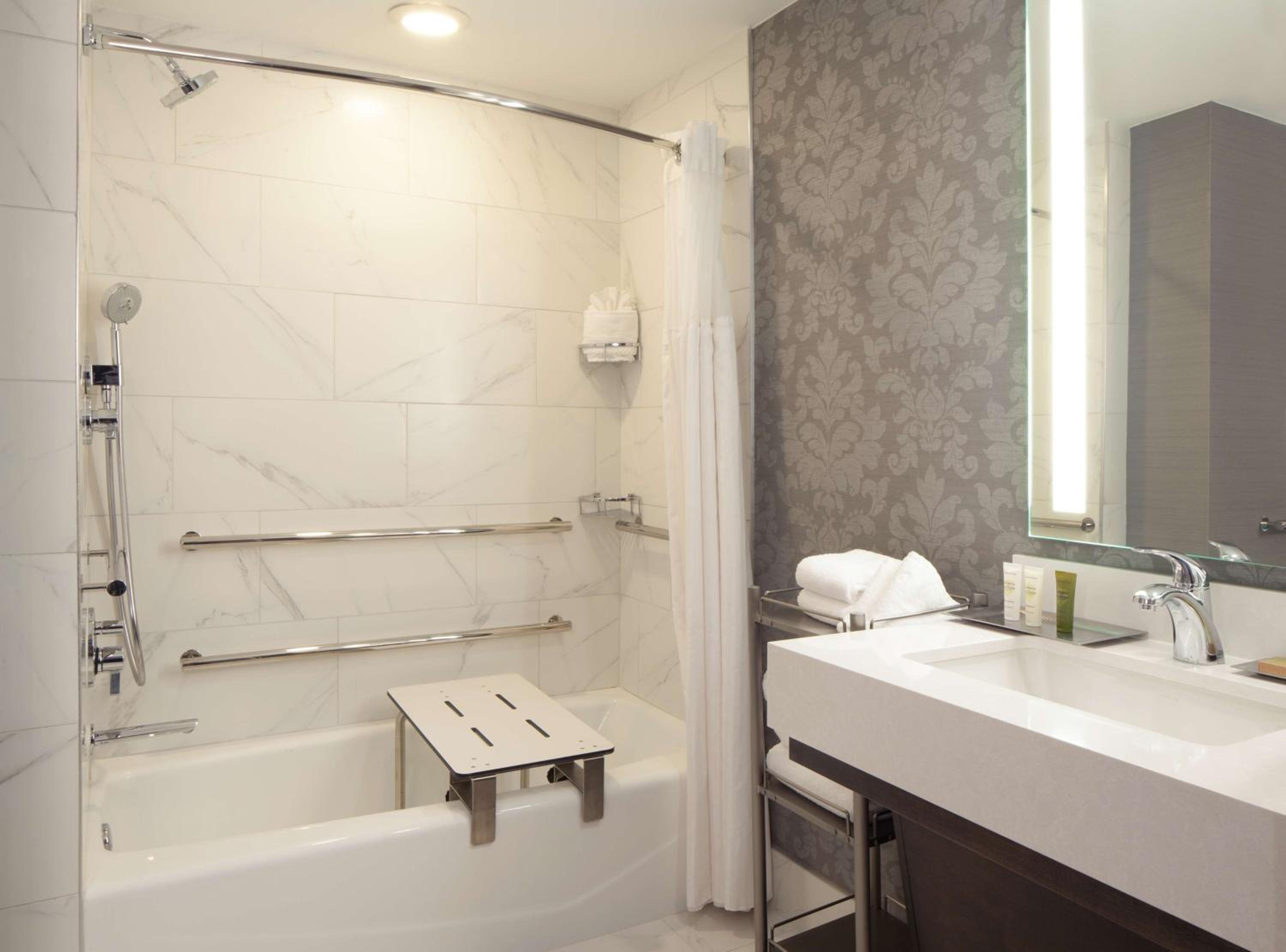 King Room with Bath Tub - Mobility Access - Photo 2