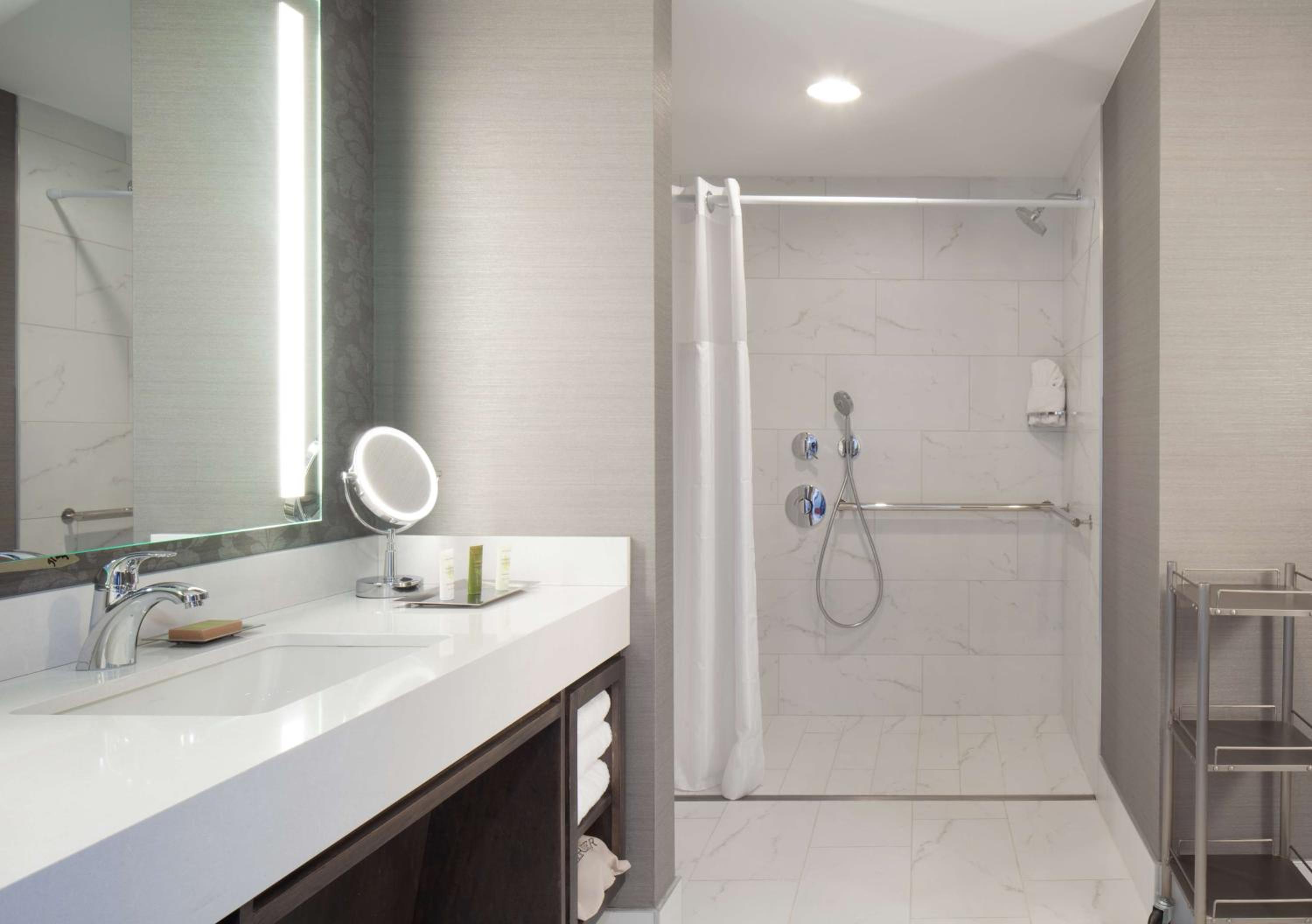 King Room with Bath Tub - Mobility Access - Photo 4