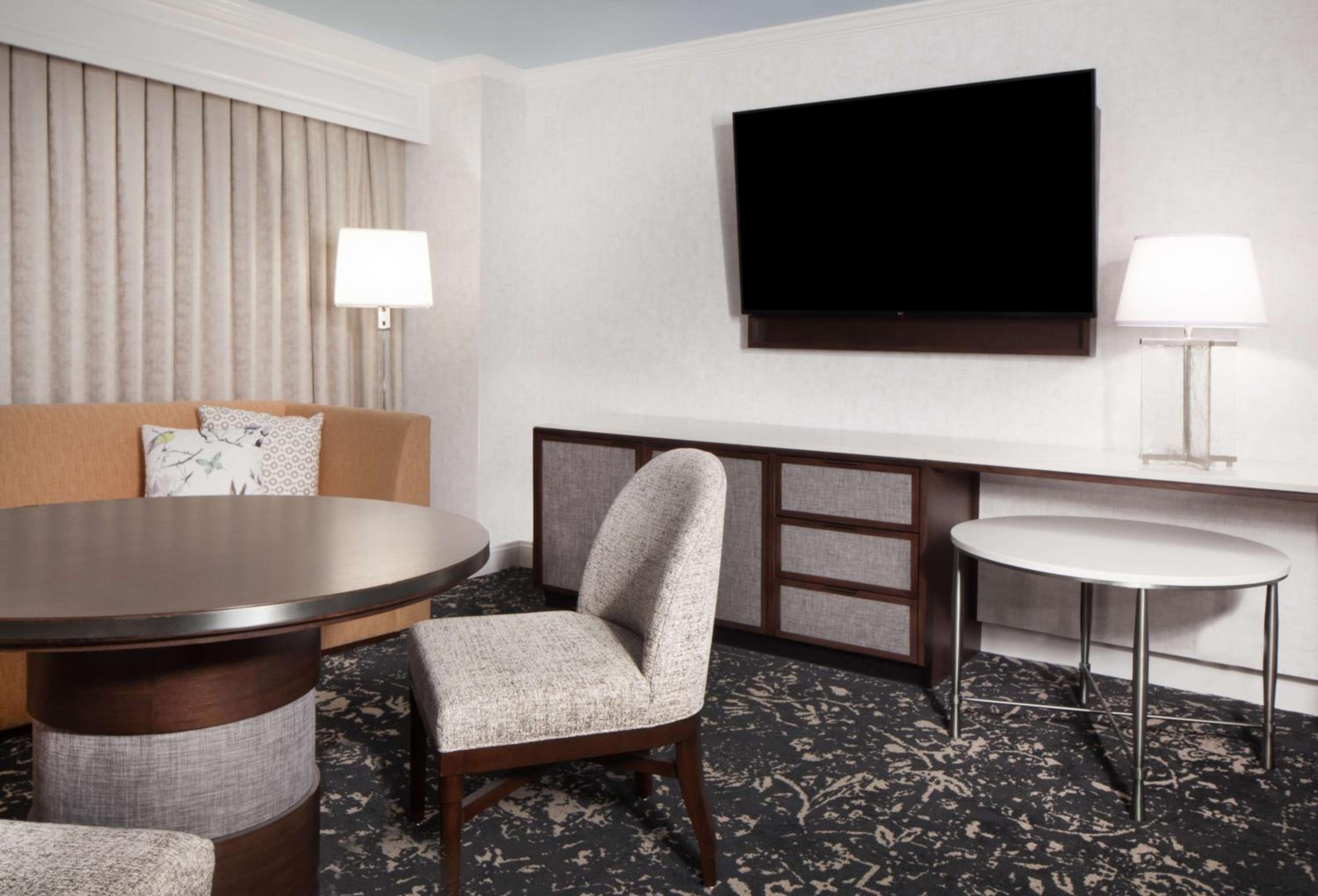 Junior Suite with One King Bed and Golf View - Photo 6
