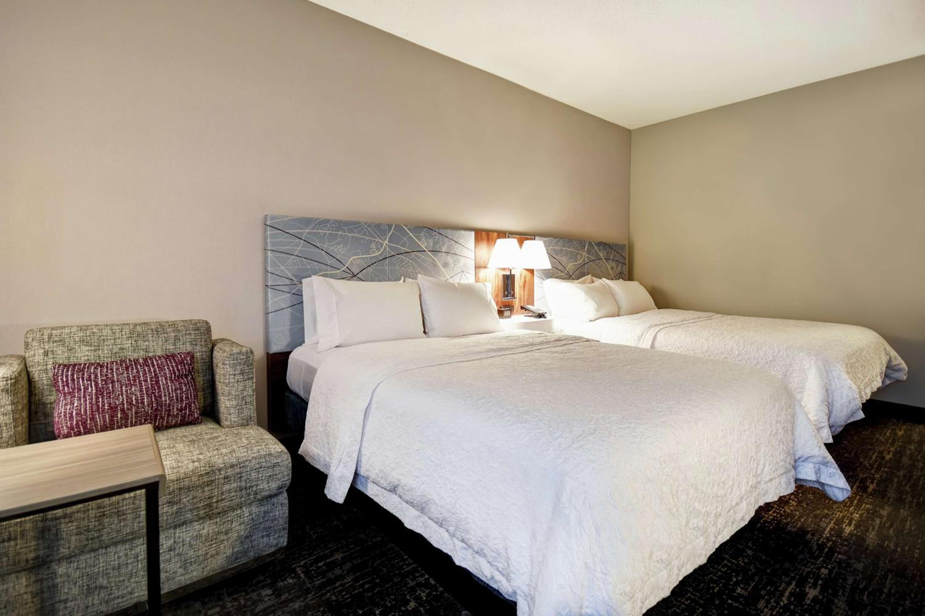 Queen Room with Two Queen Beds - Photo 4