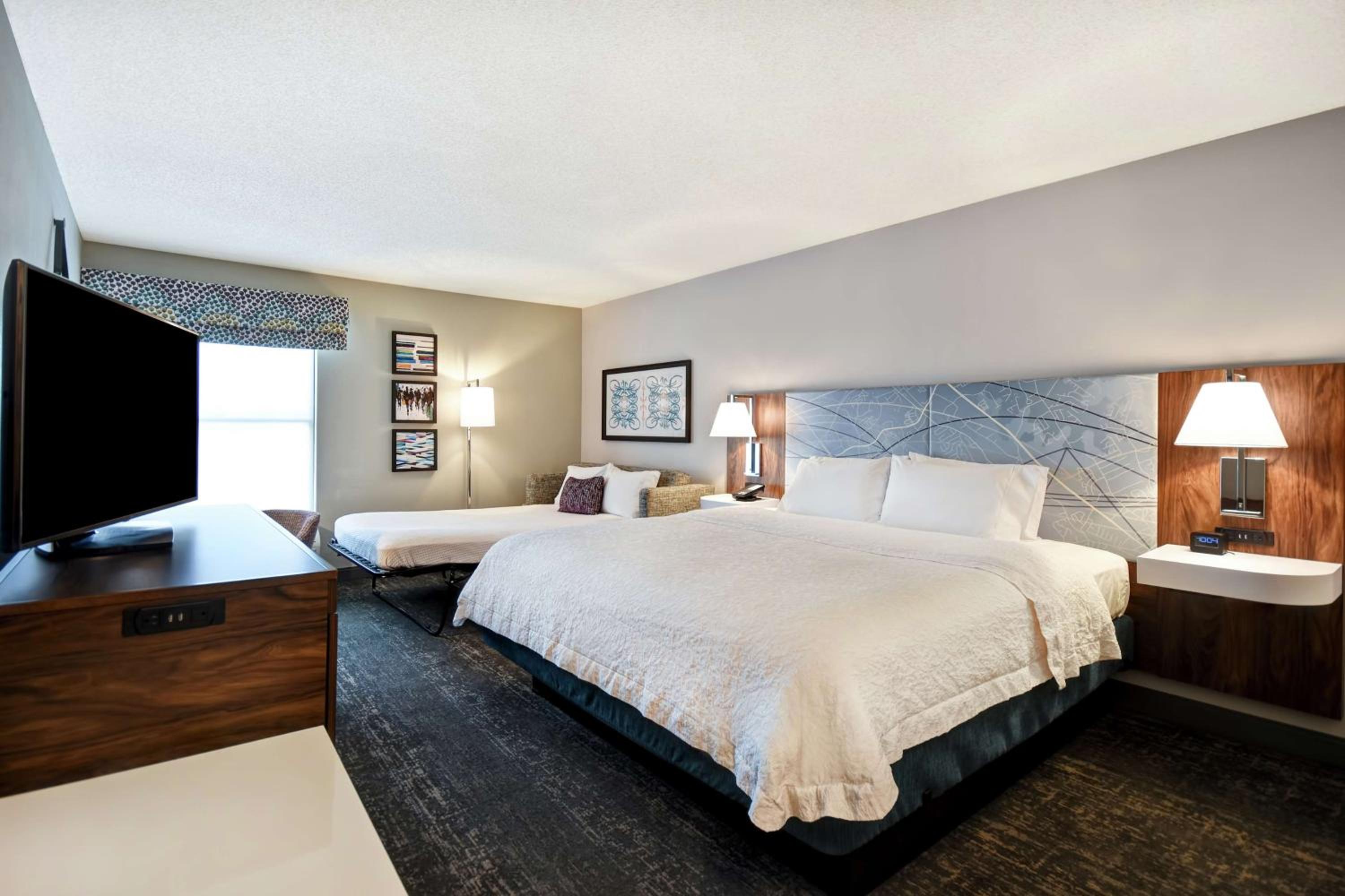 King Room with Sofa Bed - Photo 4
