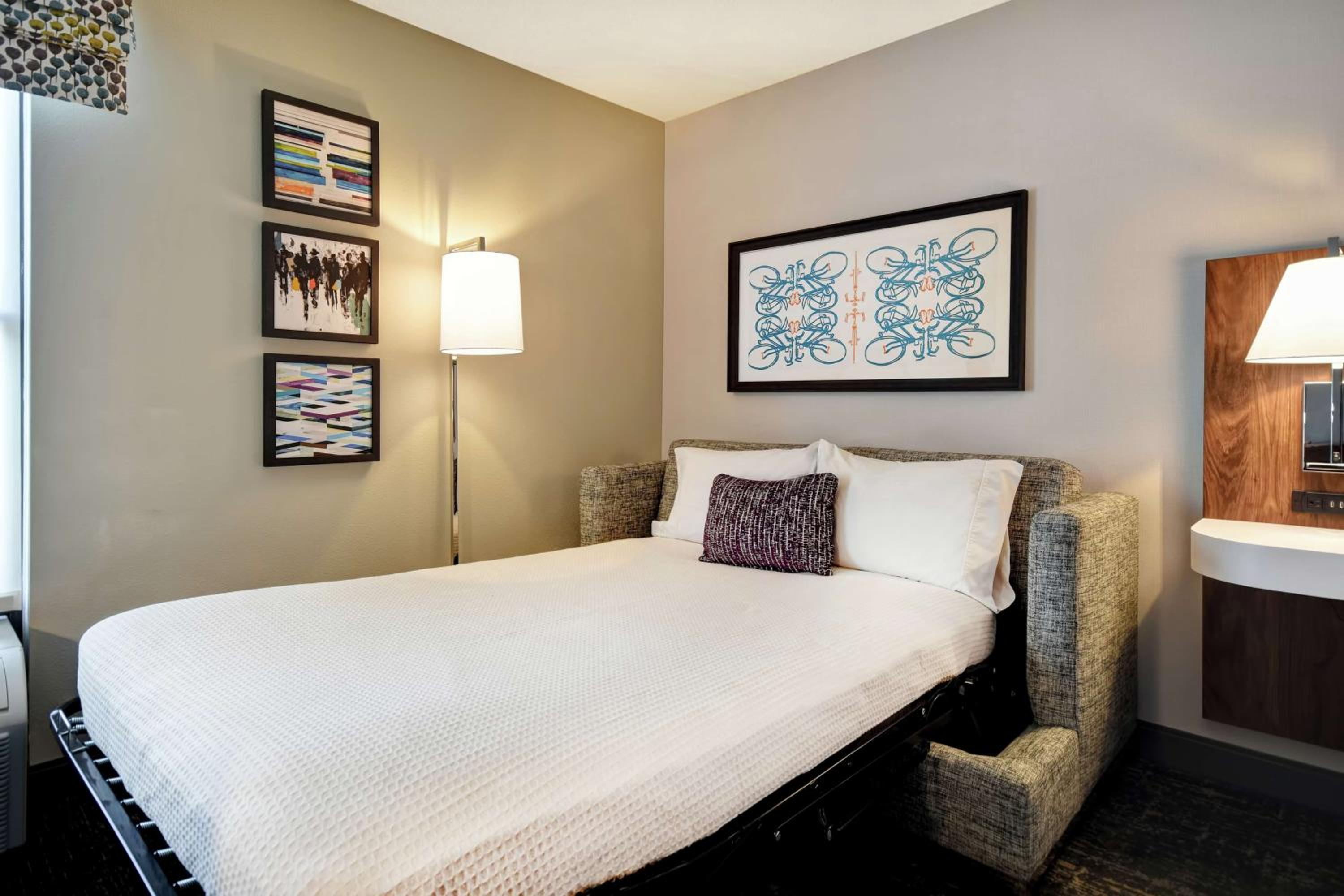 King Room with Sofa Bed - Photo 3
