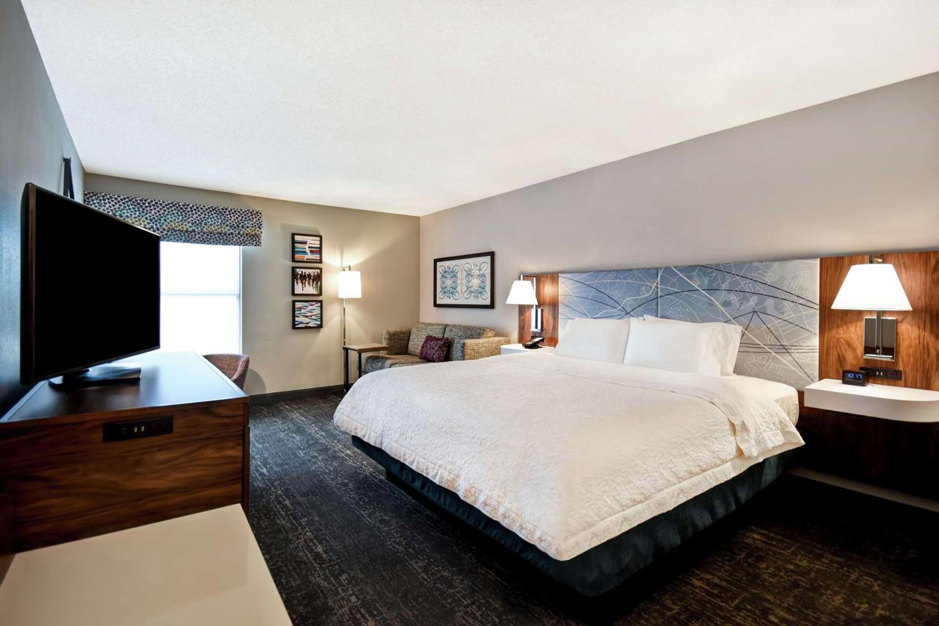 King Room with Sofa Bed - Photo 2