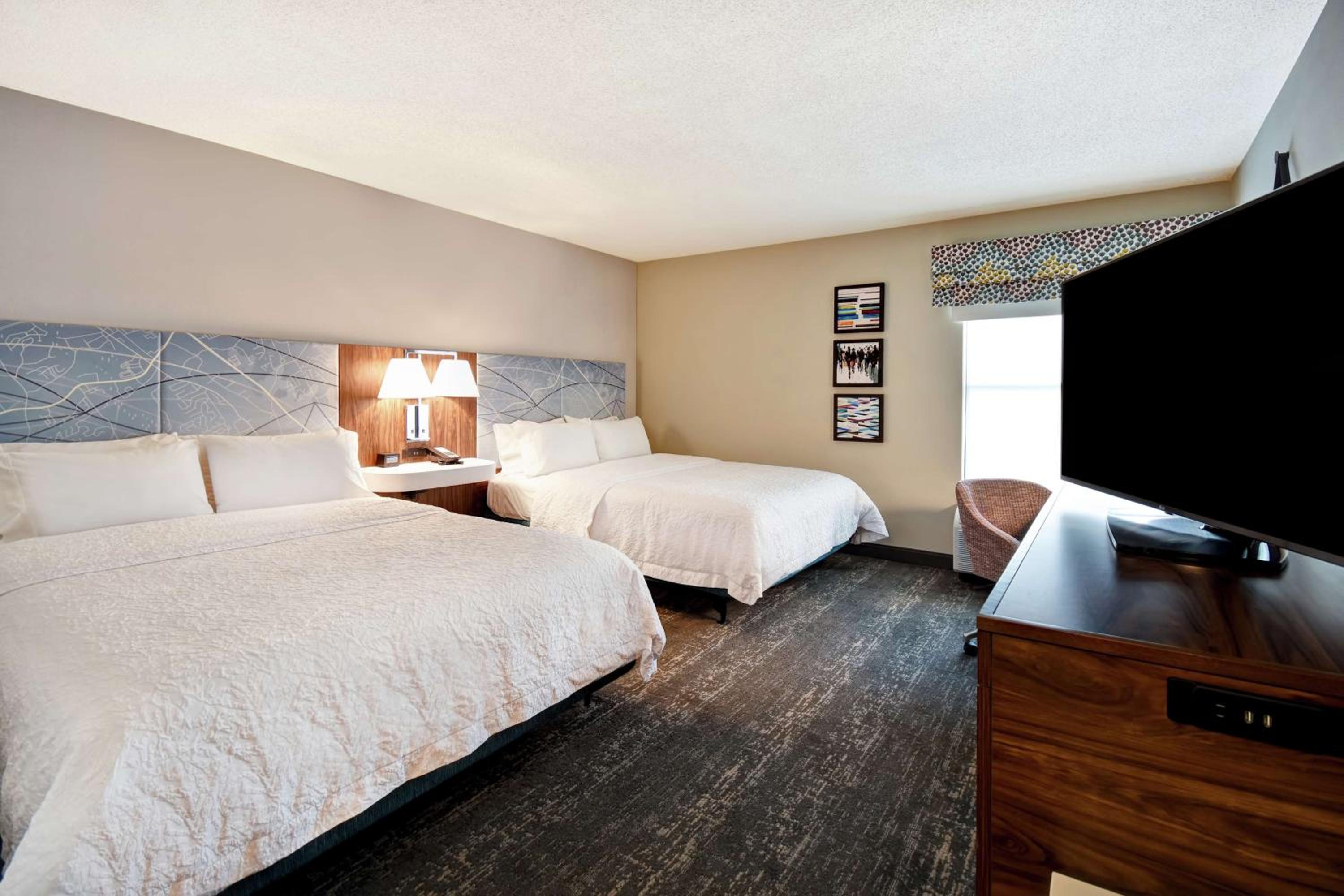 Queen Room with Two Queen Beds and Bath Tub - Mobility Accessible - Photo 4