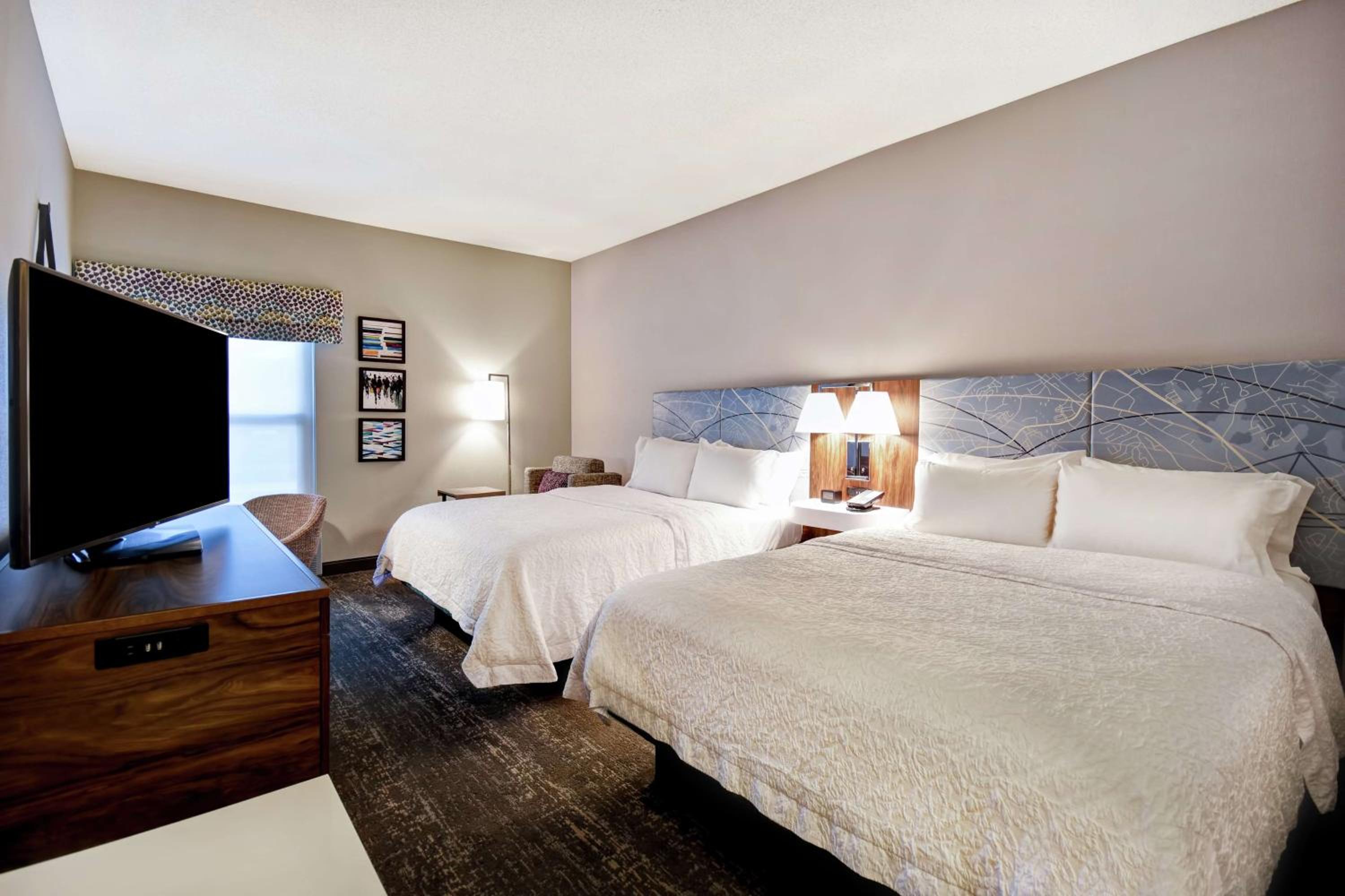 Queen Room with Two Queen Beds - Photo 5