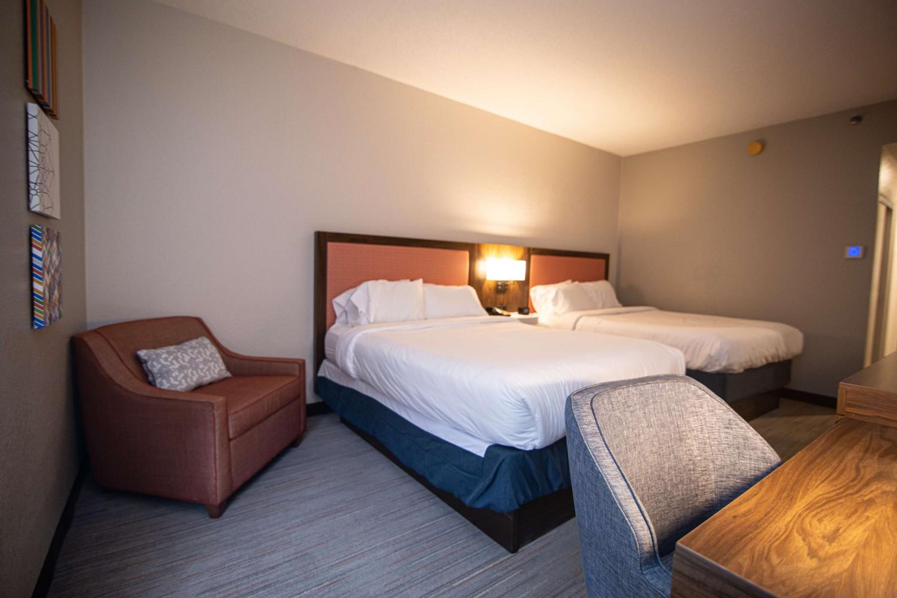 Room with Two Queen Beds - Non-Smoking photo 2