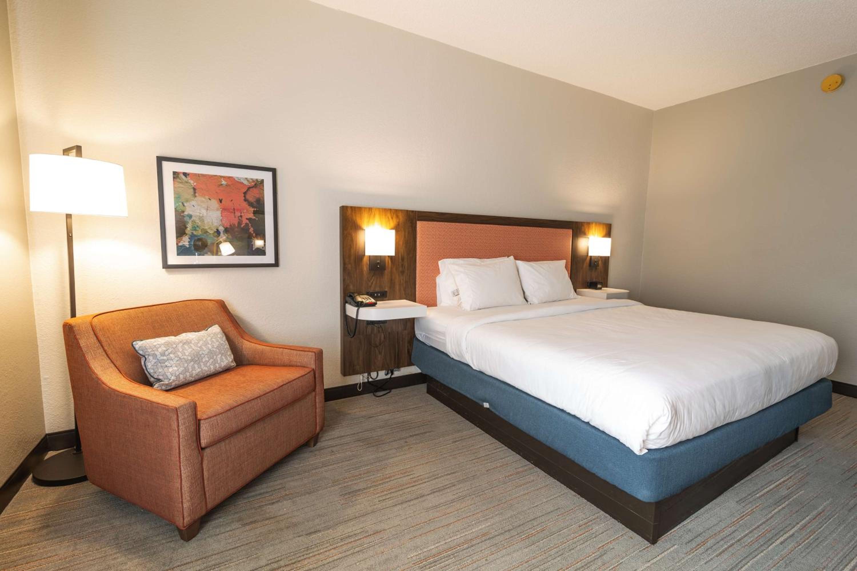 King Room with King Bed - Non-Smoking photo 3