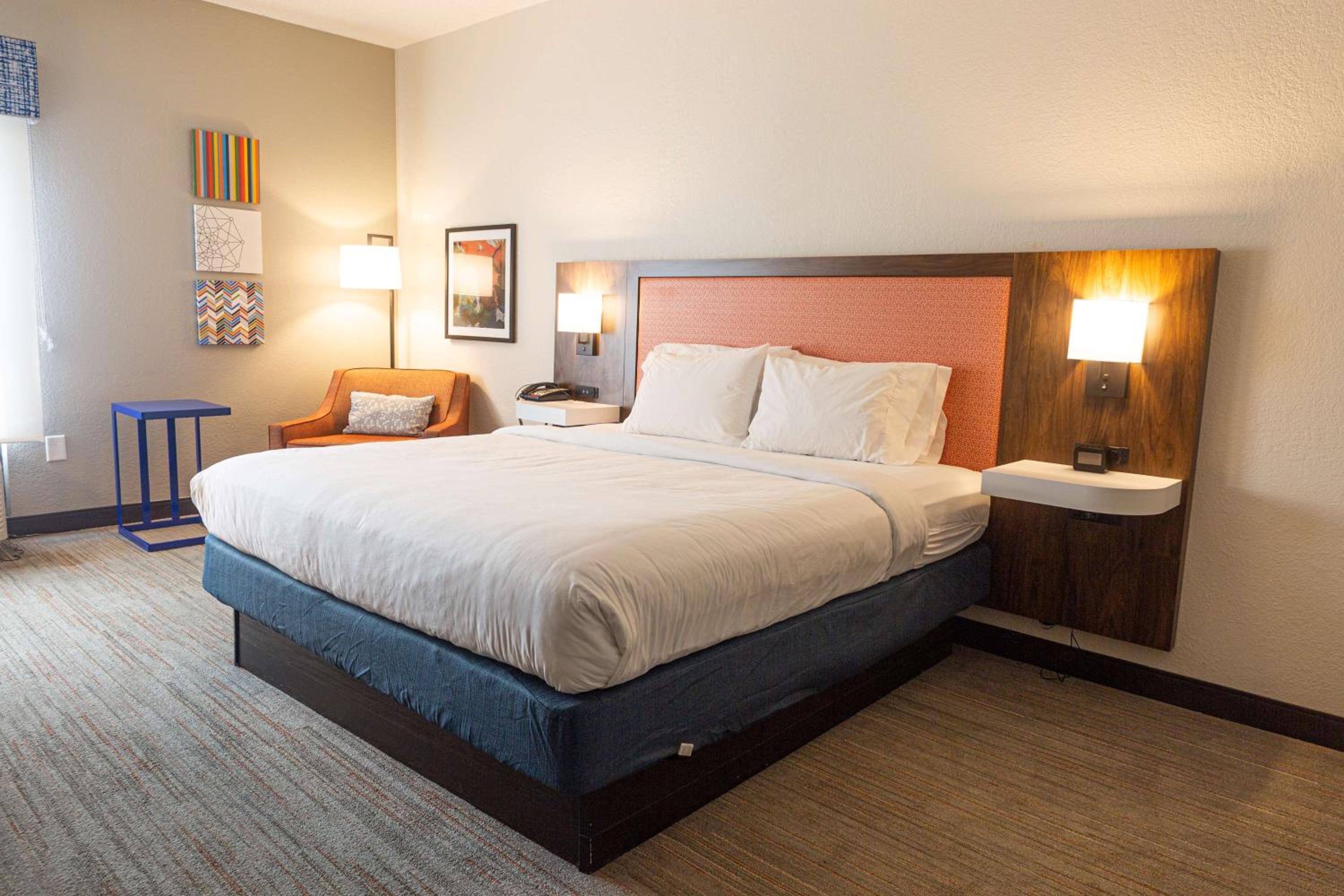 King Room with King Bed - Non-Smoking photo 2
