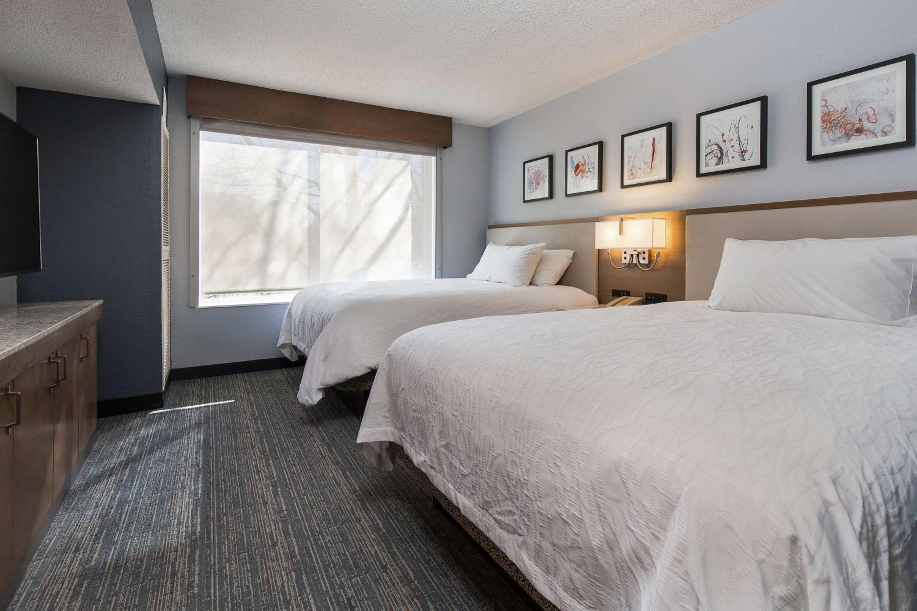 Queen Room with Two Queen Beds - Photo 4