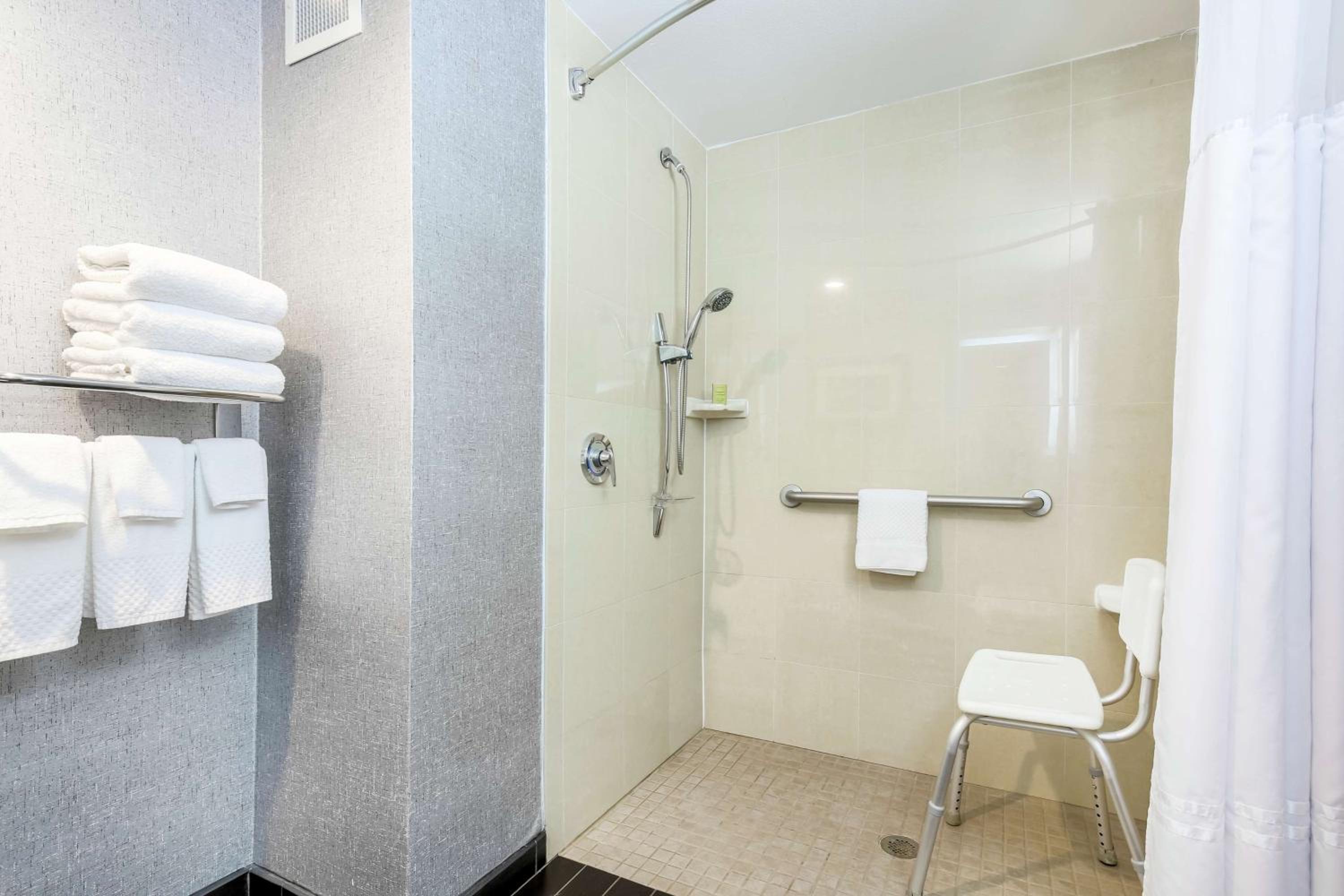 Queen Room with Two Queen Beds with Roll-In Shower - Disability Access - Photo 2