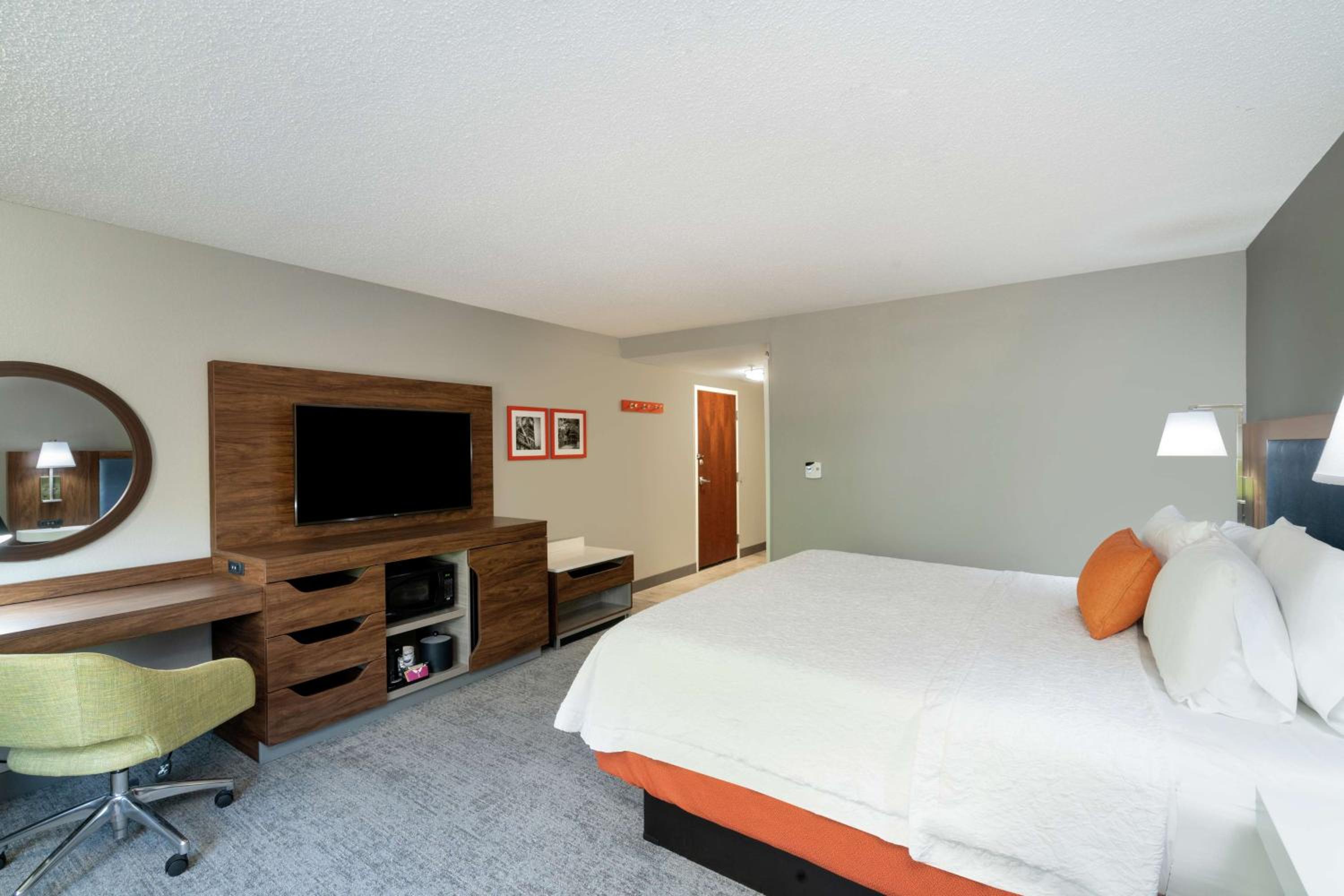 King Room with King Bed - Non-Smoking - Photo 1