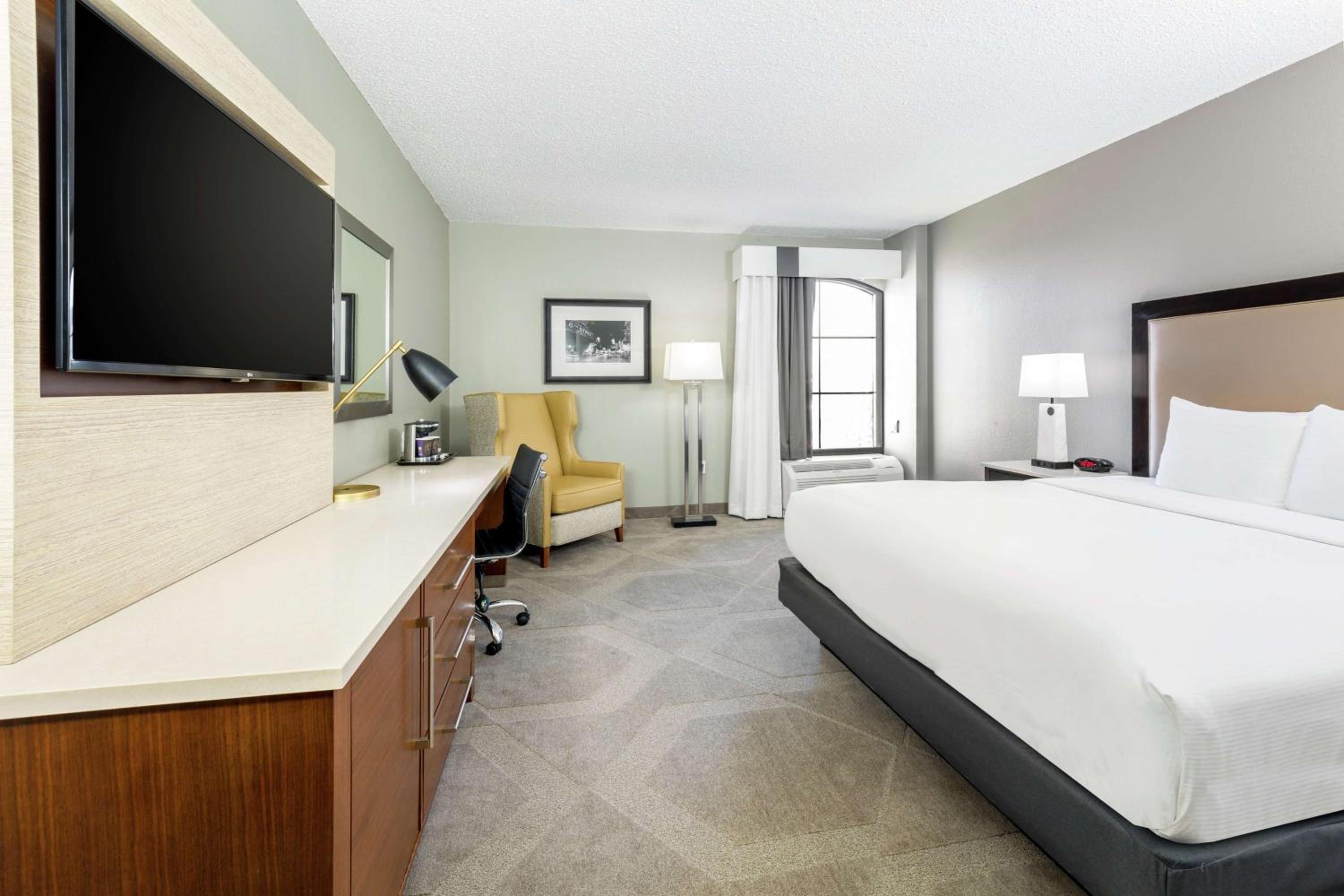 King Room Hearing Accessible - Non-Smoking - Photo 4