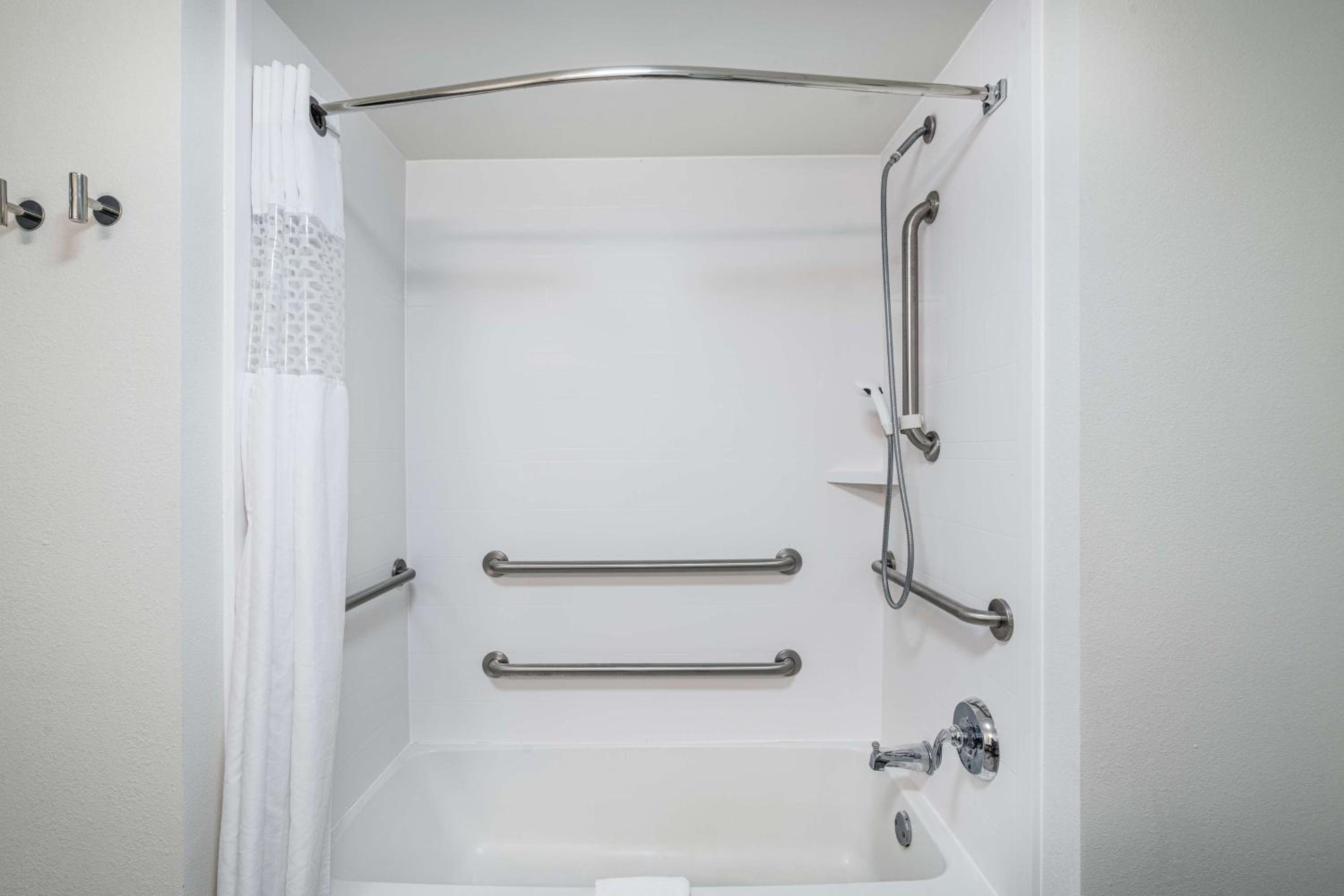 King Room with Accessible Tub - Mobility and Hearing Access/Non-Smoking - Photo 4