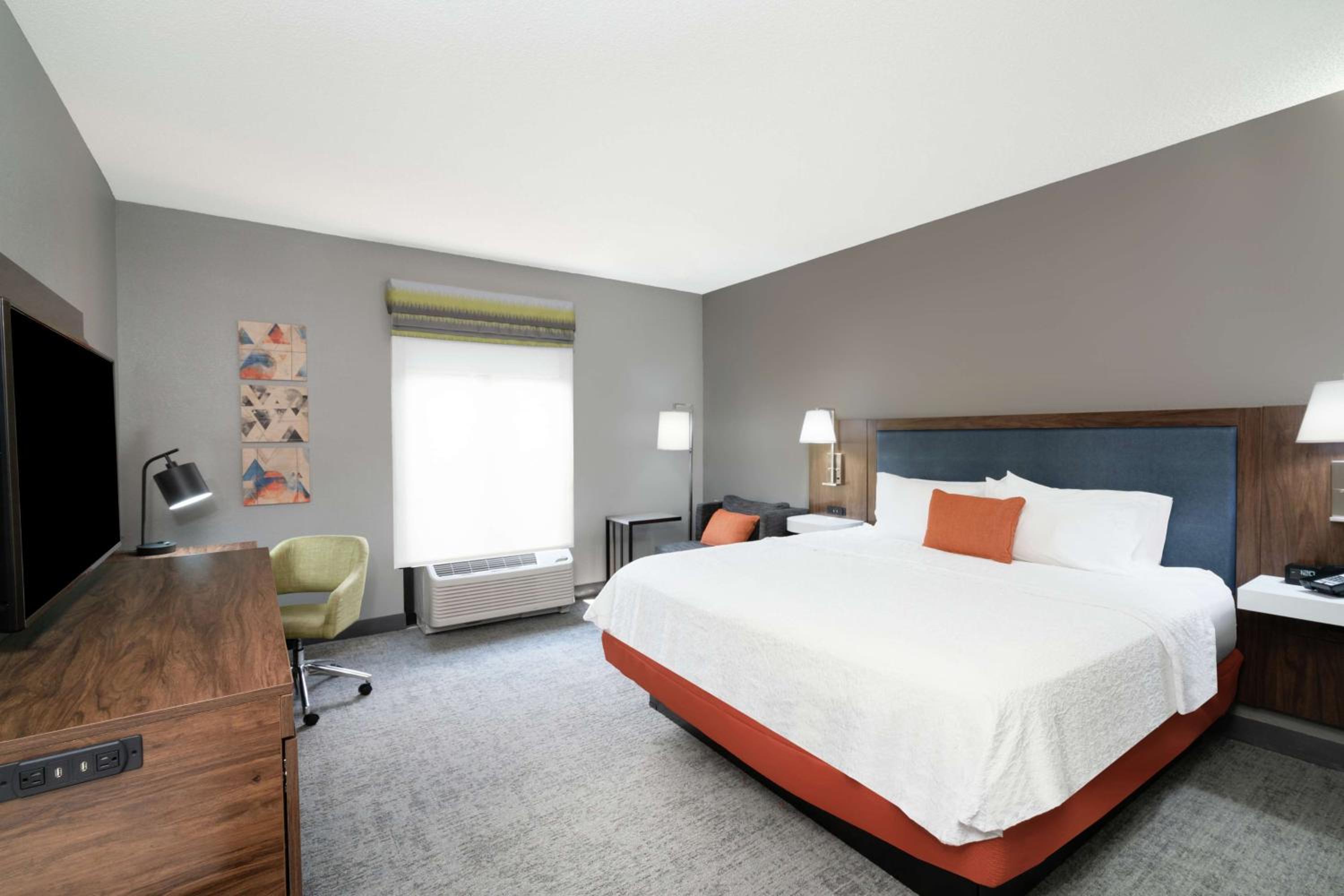 King Room with King Bed - Non-Smoking - Photo 5