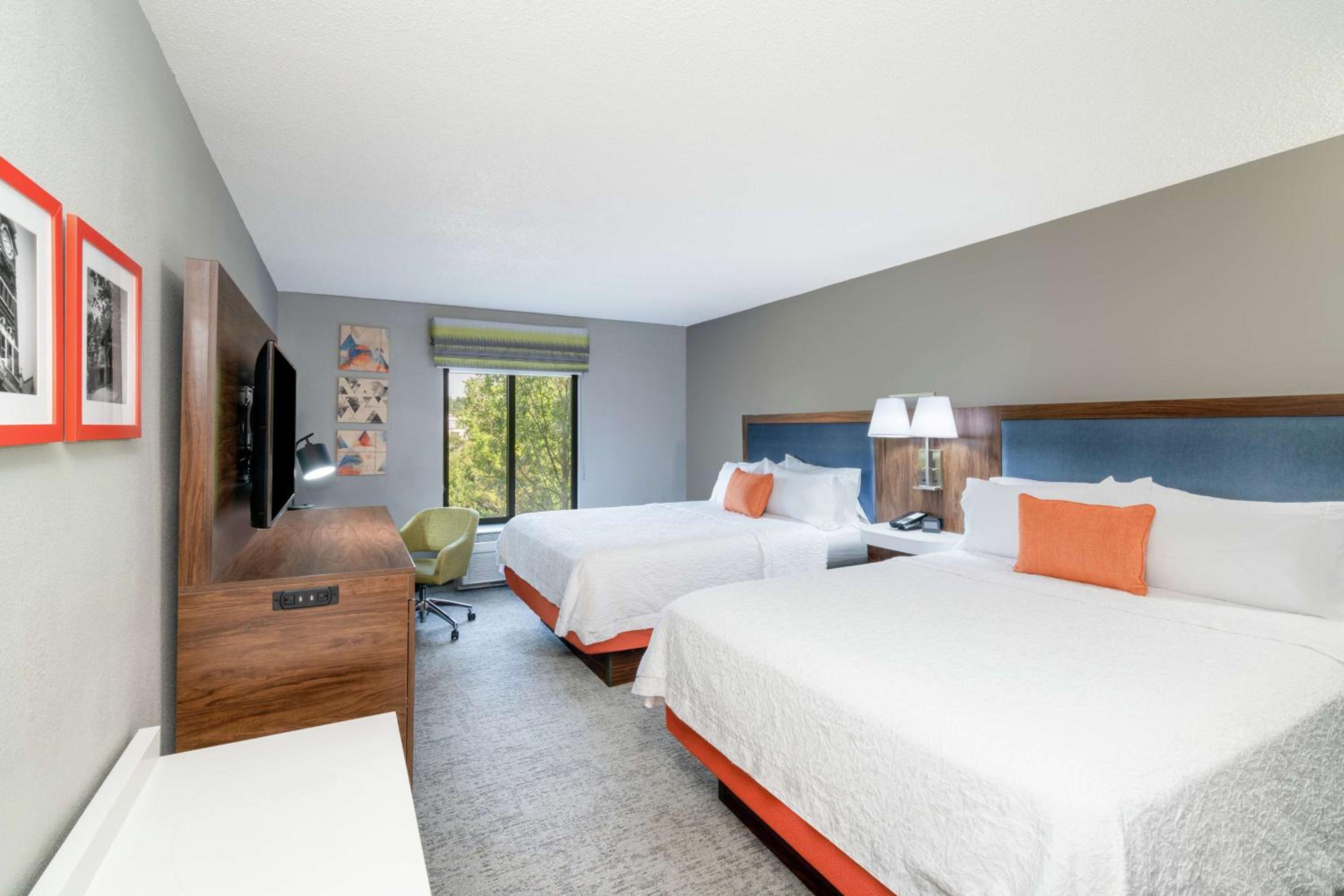 Room with Two Queen Beds - Non-Smoking - Photo 3