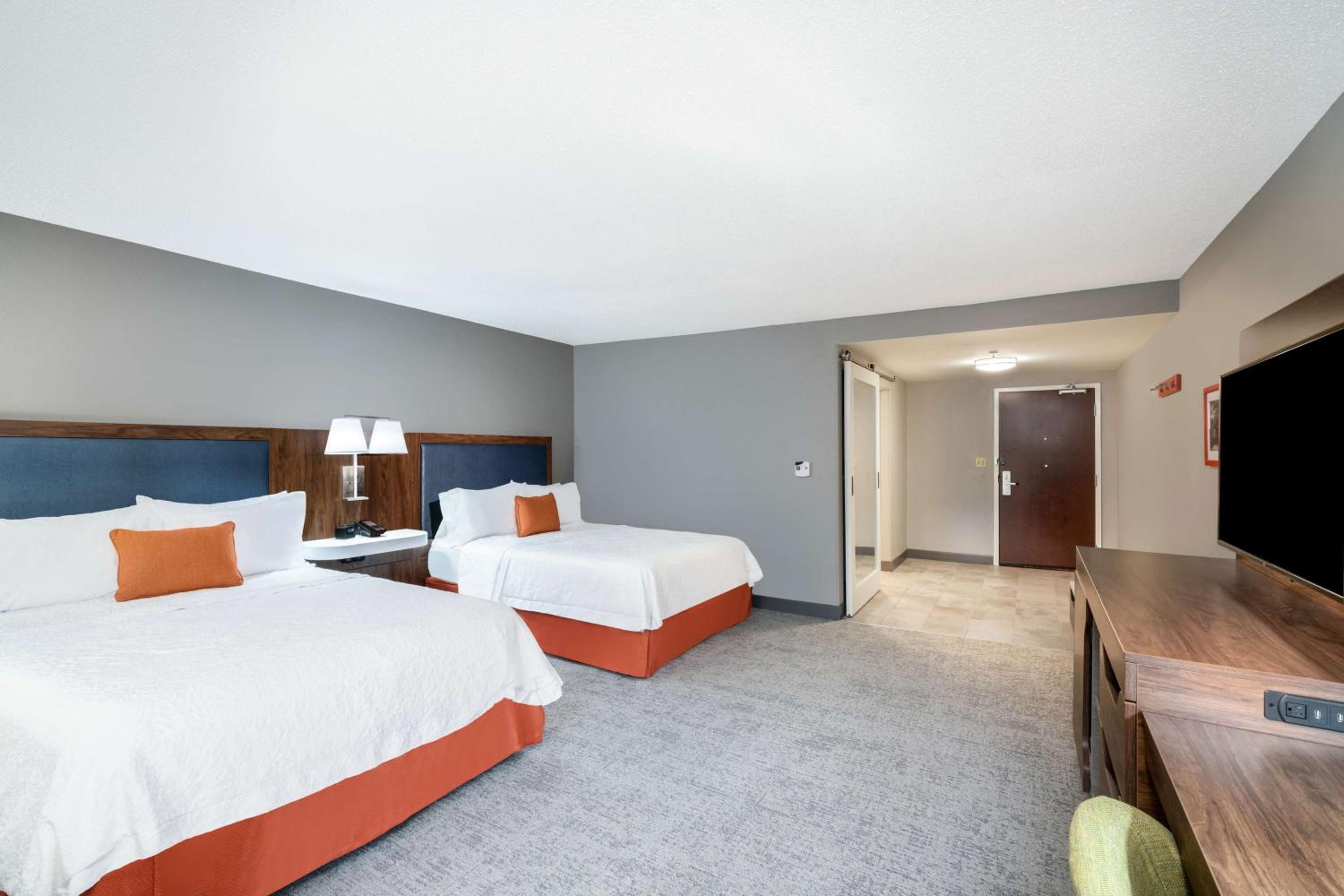 Room with Two Queen Beds - Non-Smoking - Photo 4
