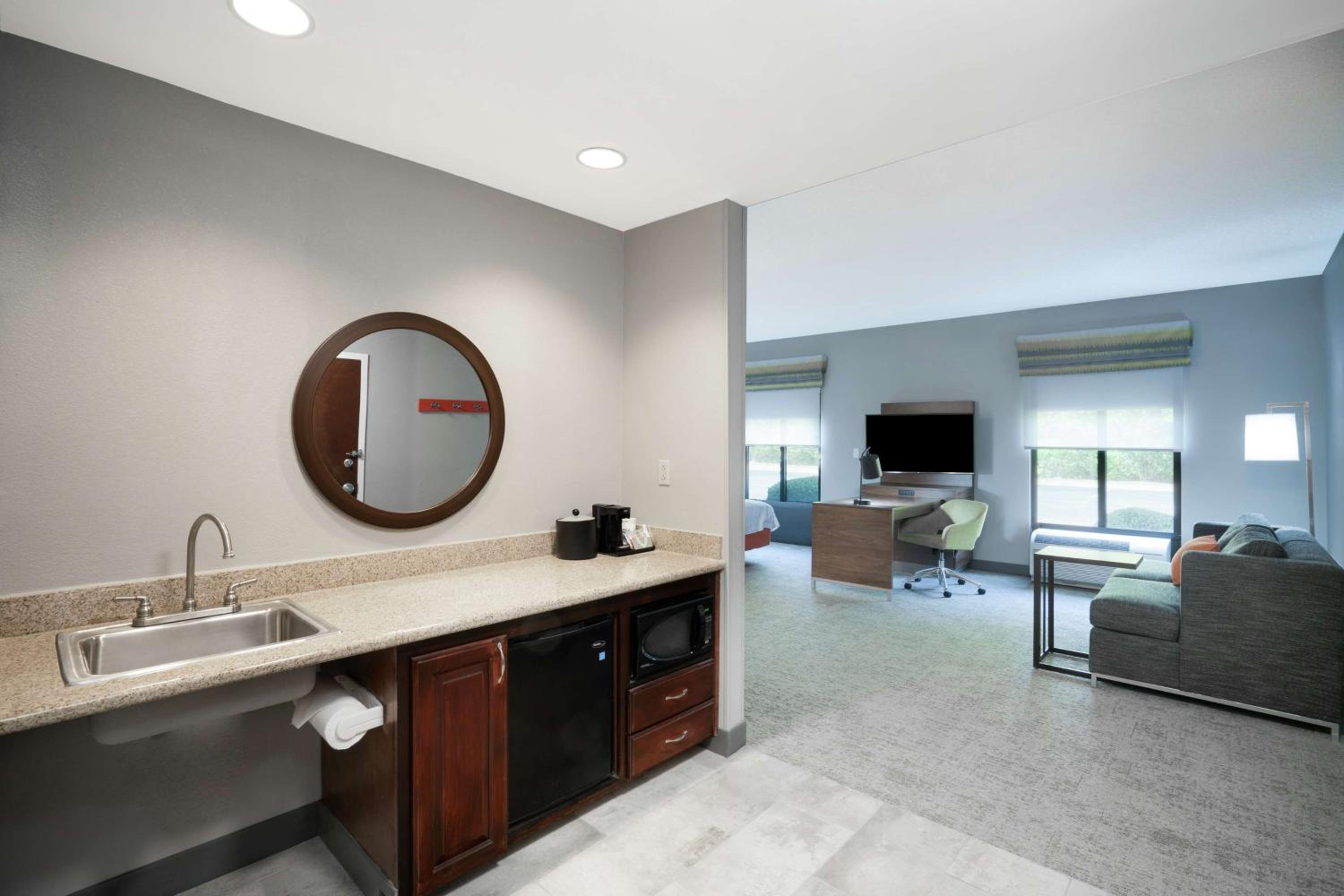 King Studio Suite with Sofa Bed - Non-Smoking - Photo 6