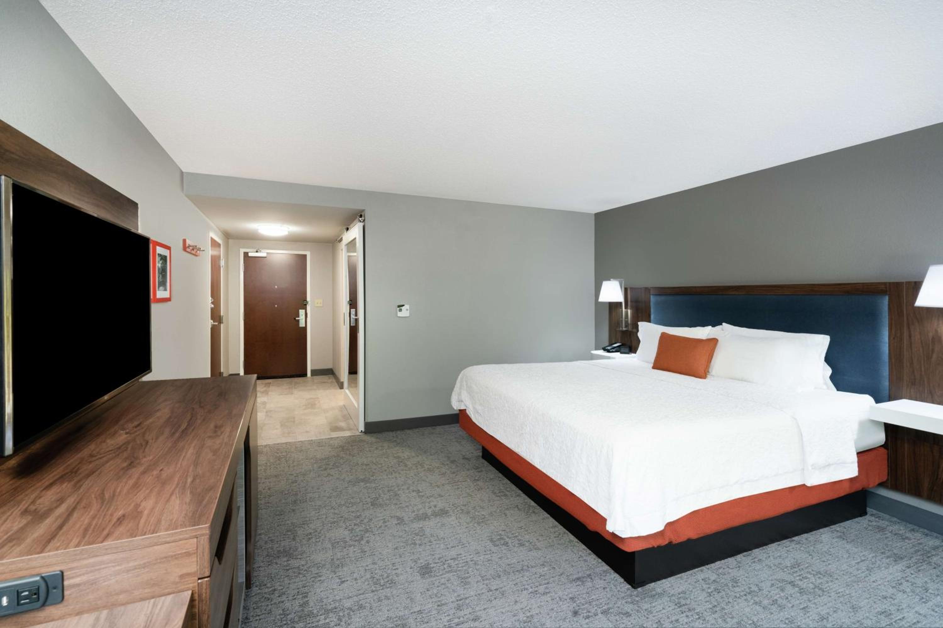 King Room with King Bed - Non-Smoking - Photo 4