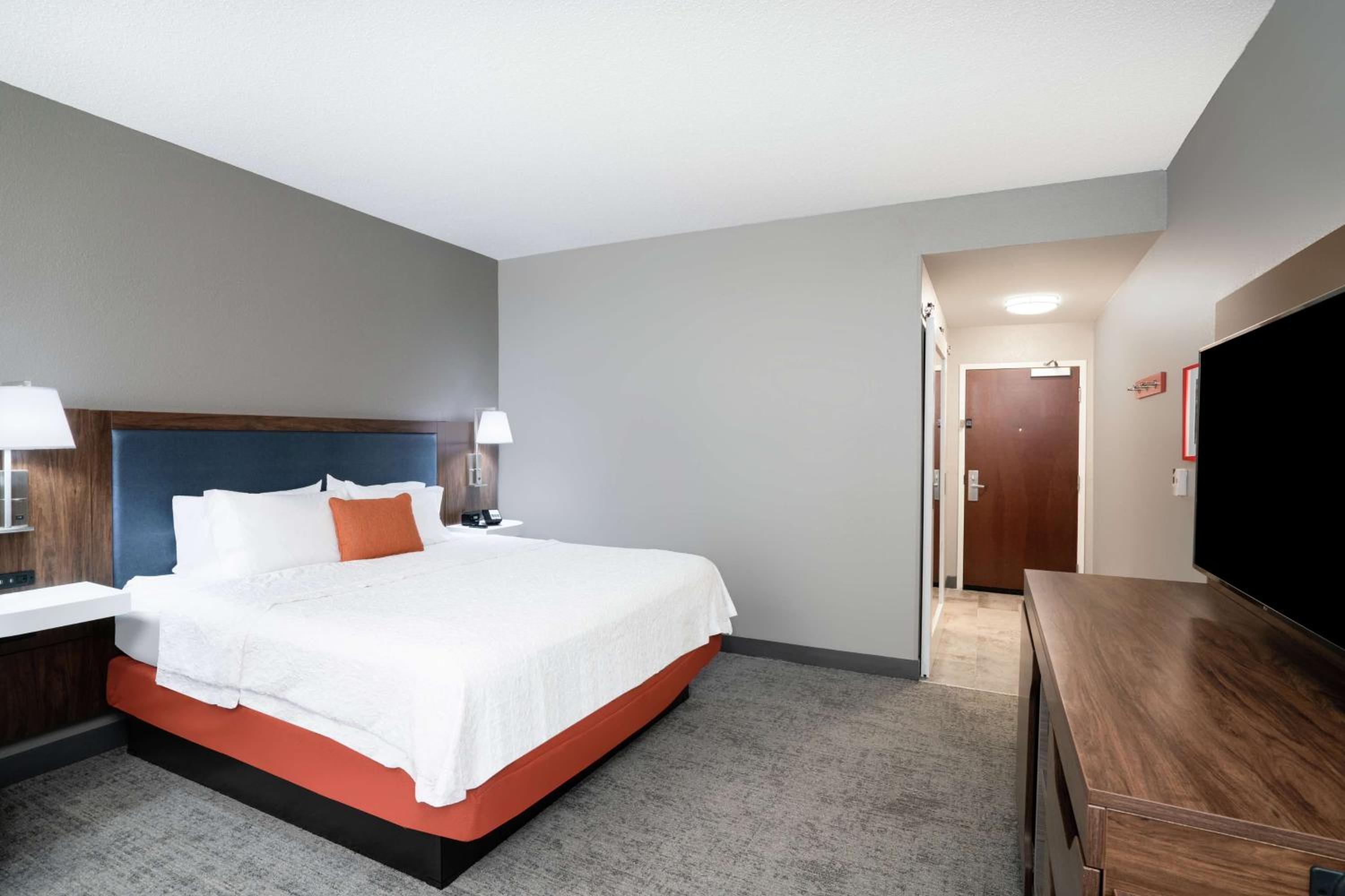 King Room with King Bed - Non-Smoking - Photo 2