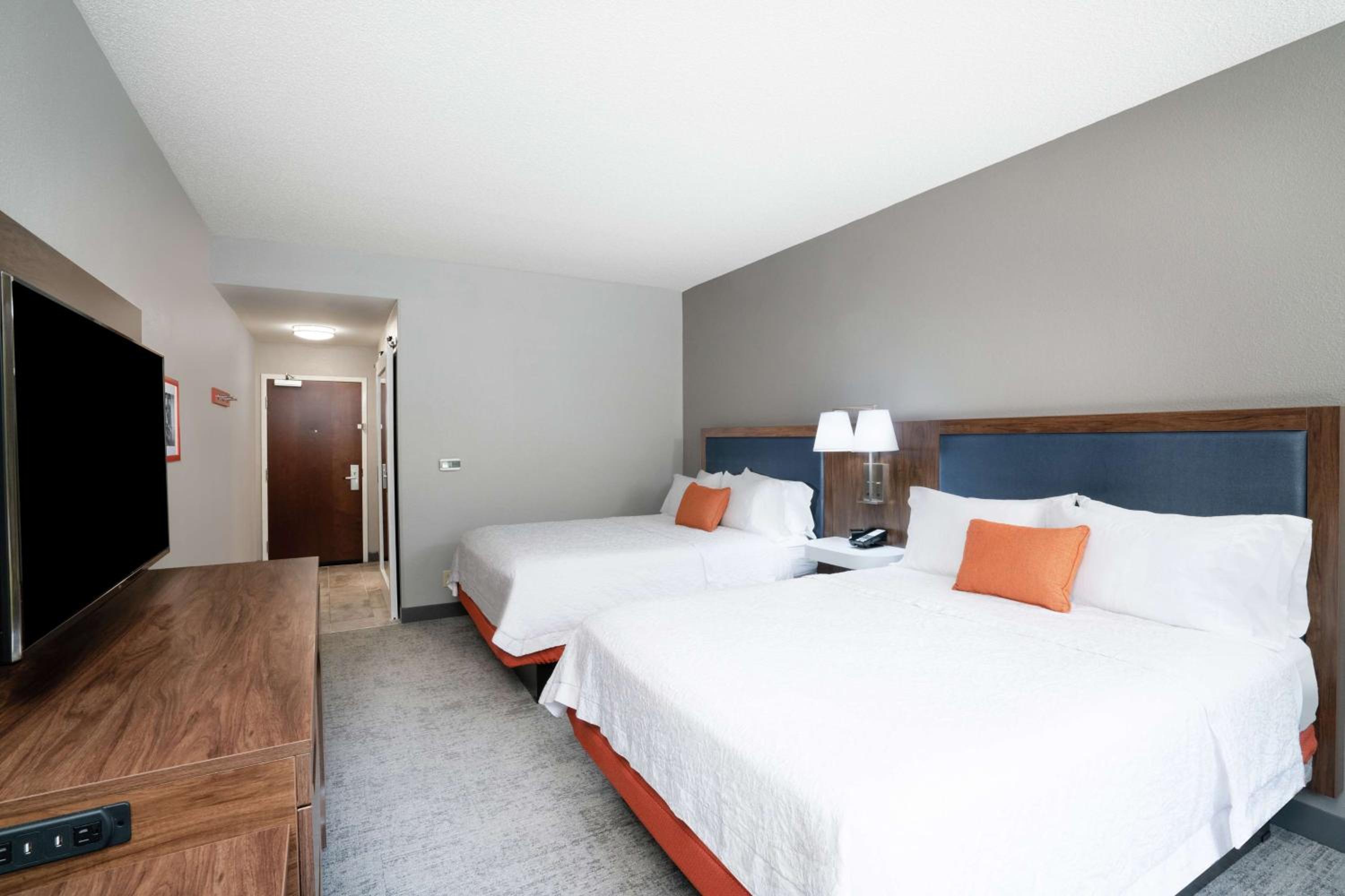Queen Room with Two Queen Beds - Hearing Access/Non-Smoking - Photo 3
