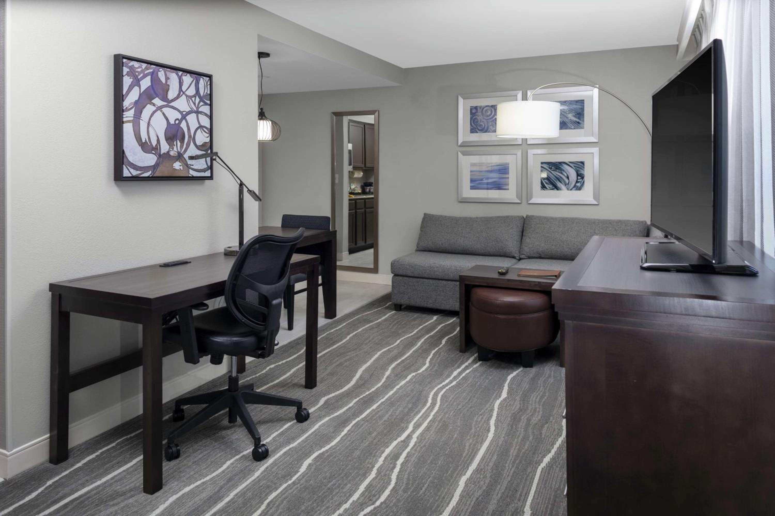 Queen Studio Suite - Non-Smoking - Photo 4