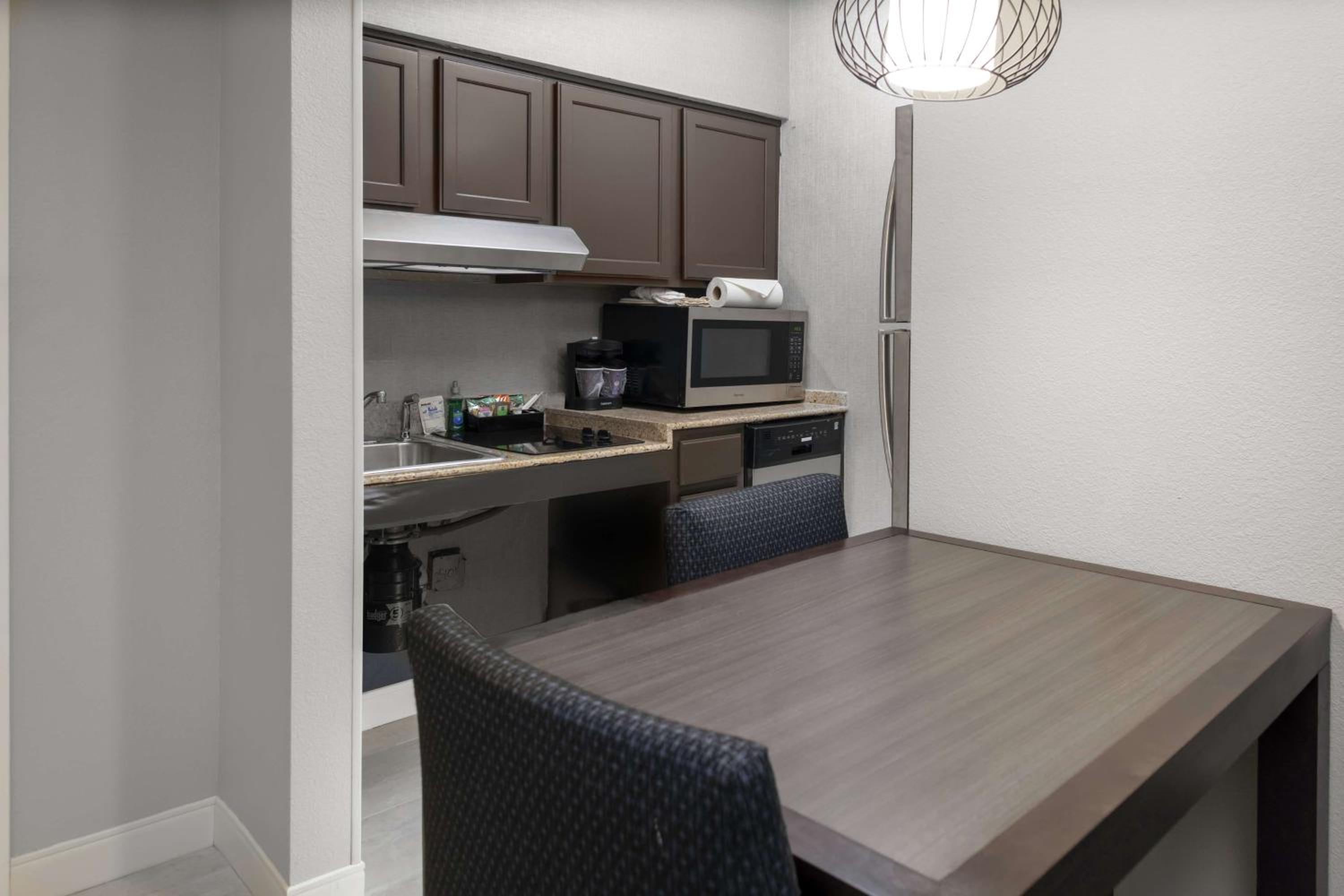 Queen Suite - Mobility and Hearing Access/Non-Smoking - Photo 2