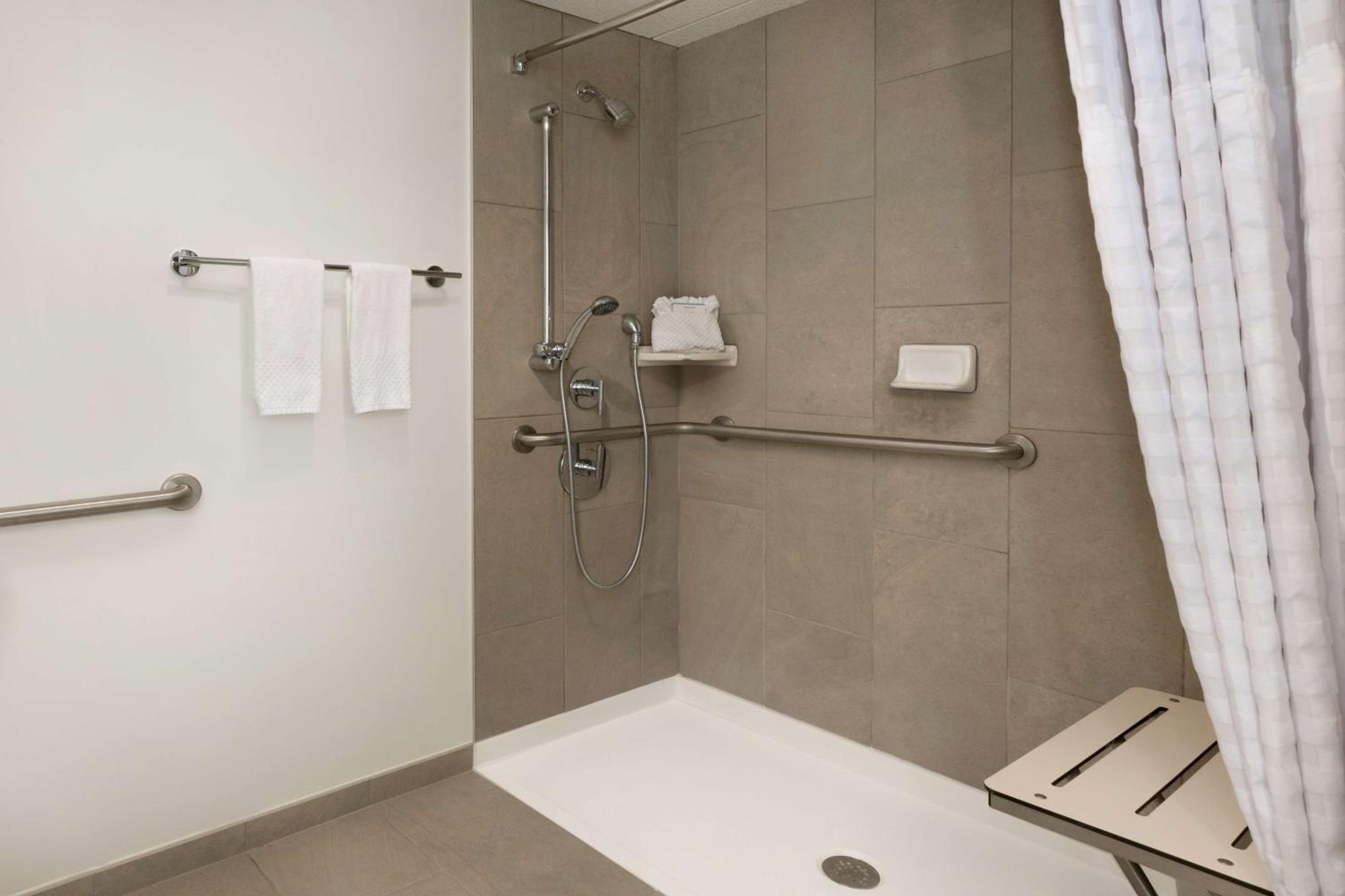 One-Bedroom Suite with Two Double Beds and Roll-in Shower - Mobility Access/Non-Smoking - Photo 3
