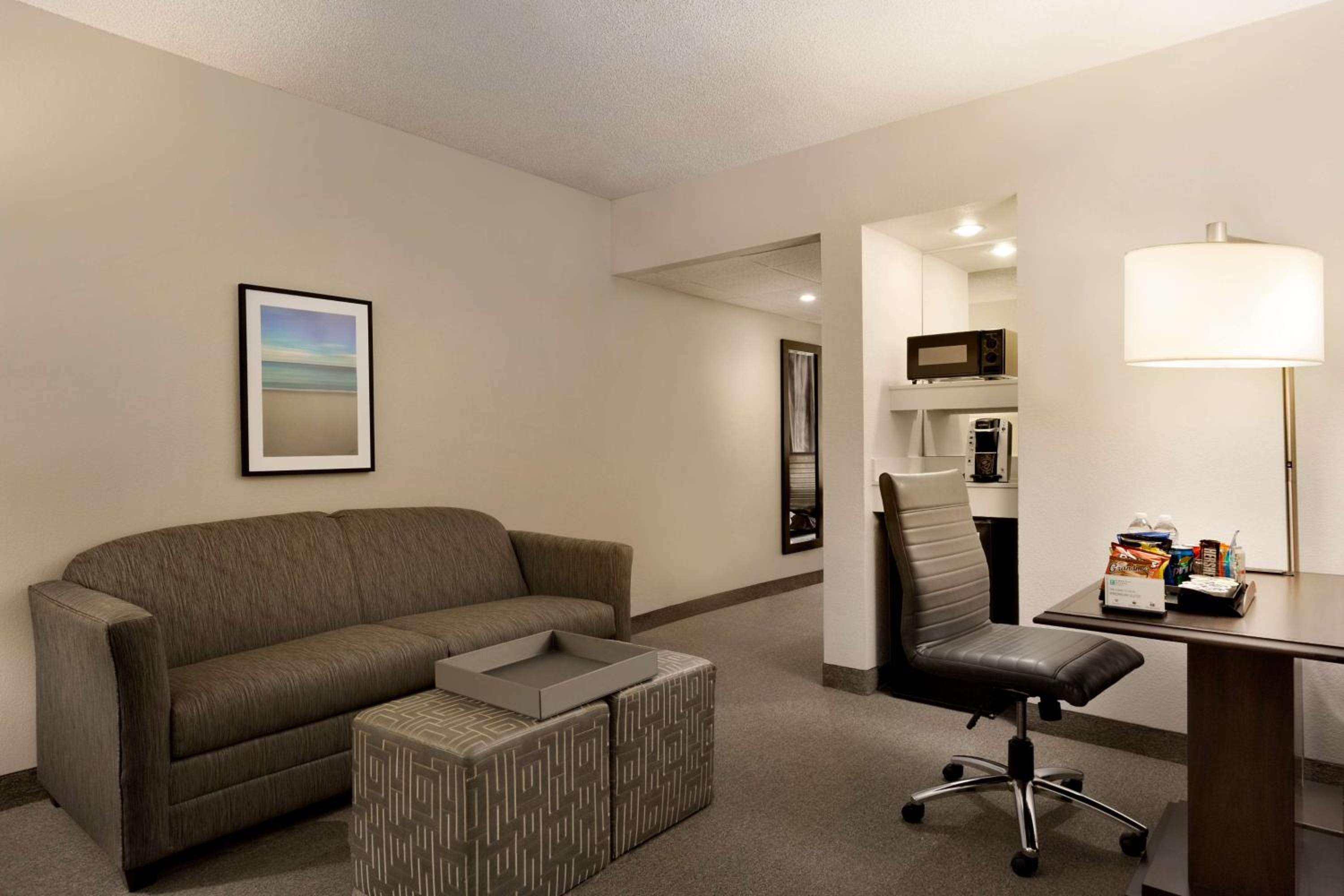 King Room - Non-Smoking - Photo 5