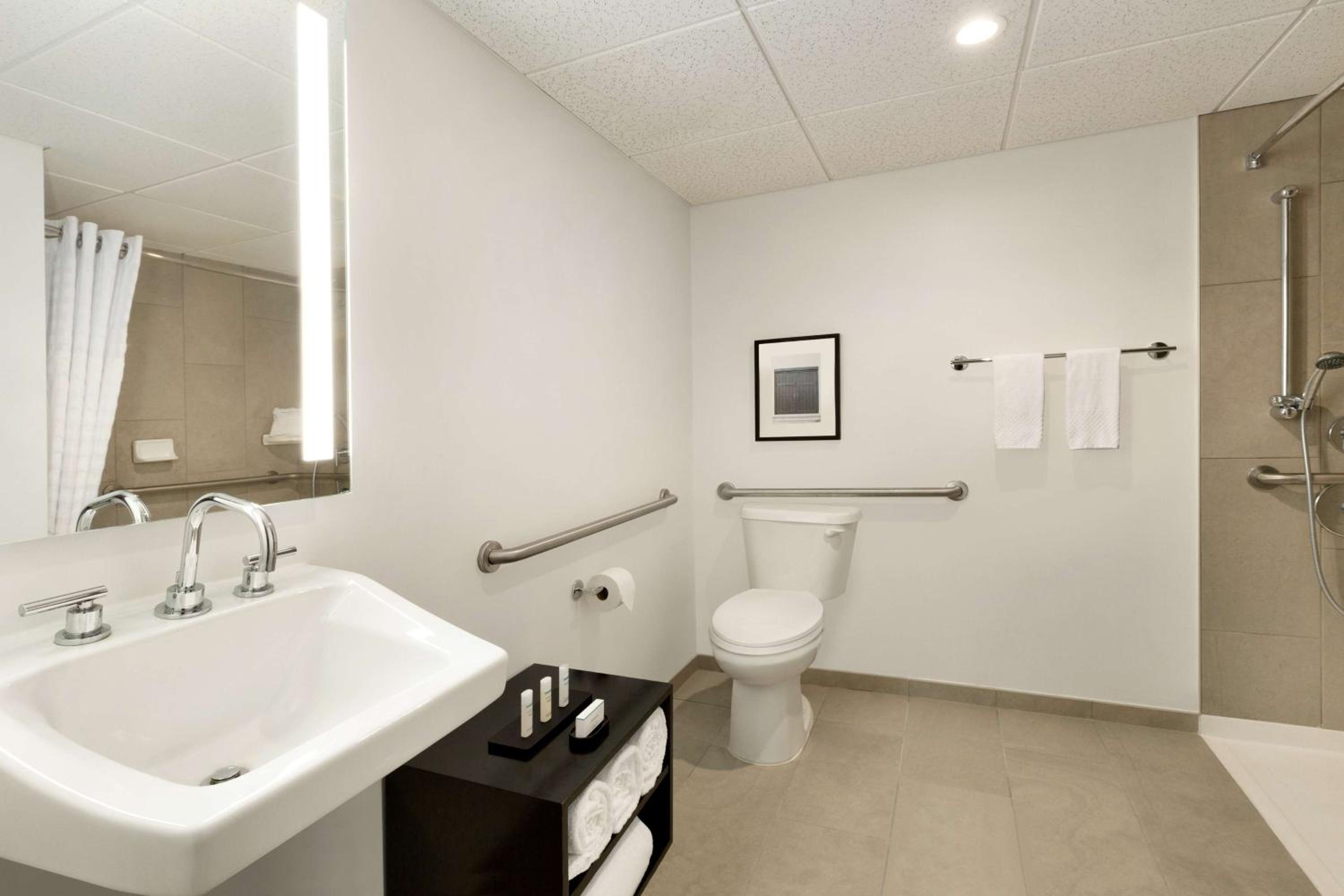 One-Bedroom Suite with Two Double Beds and Roll-in Shower - Mobility Access/Non-Smoking - Photo 4