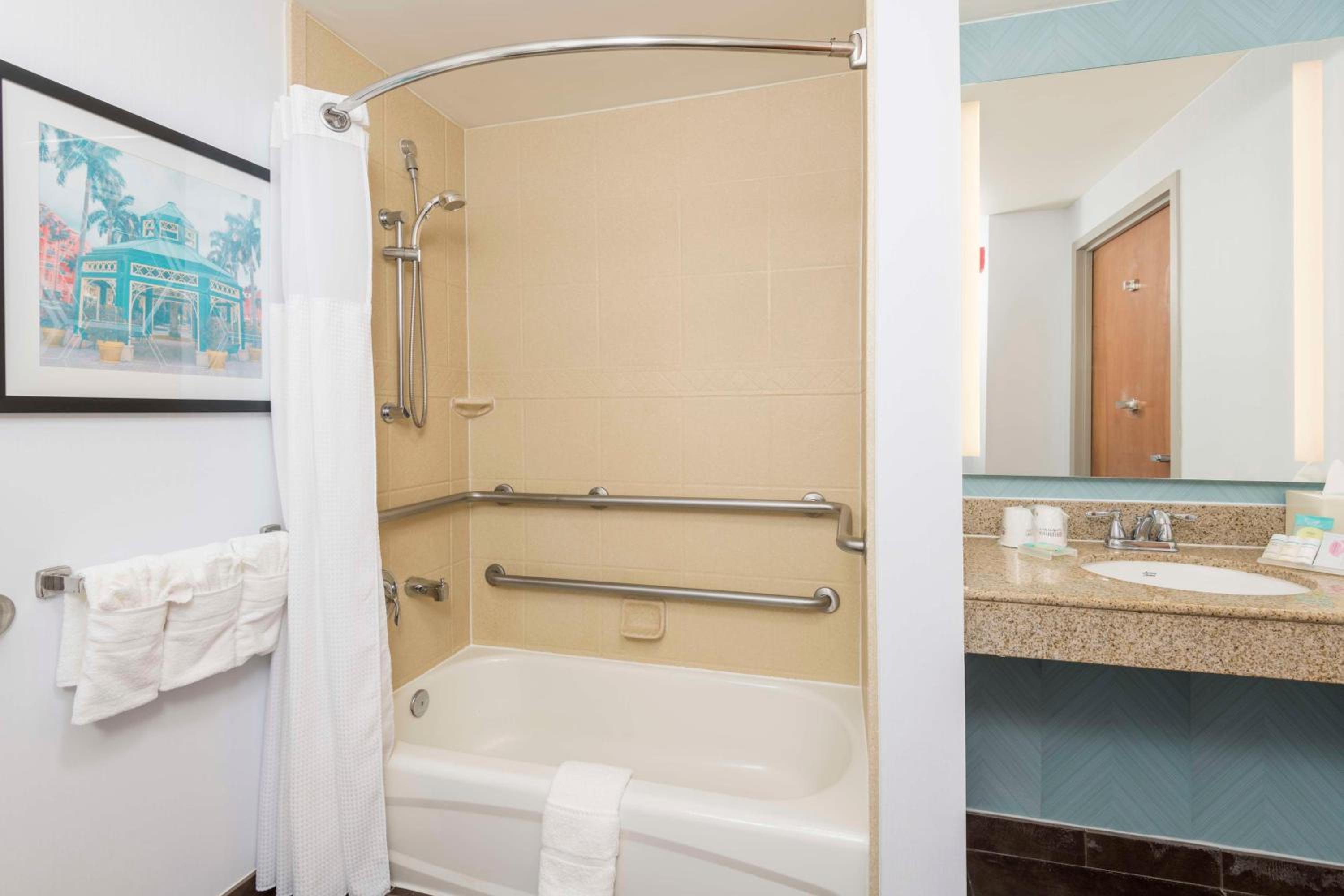 King Room with Accessible Tub - Mobility Access - Photo 3