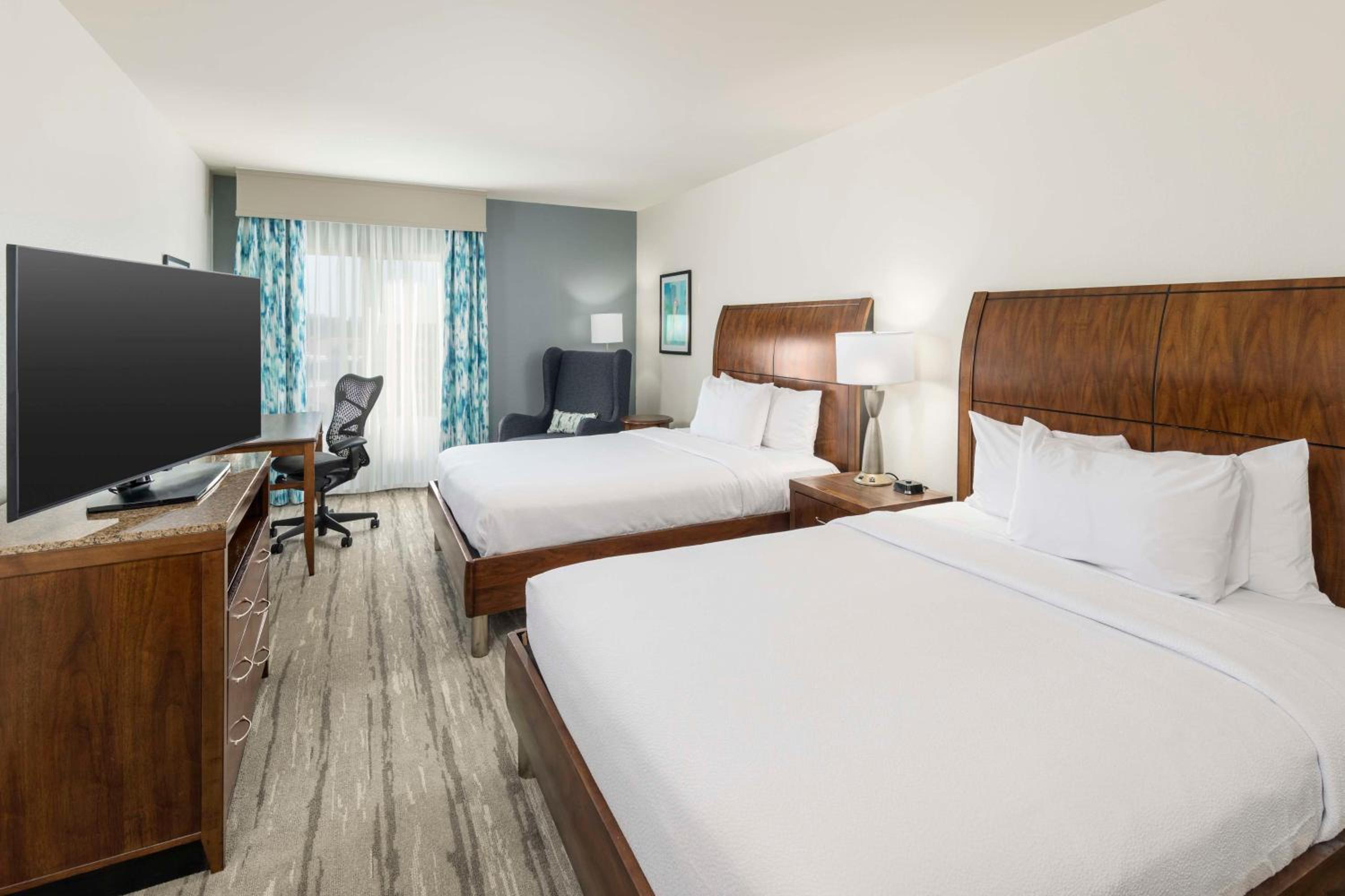 Queen Room with Two Queen Beds - Photo 4