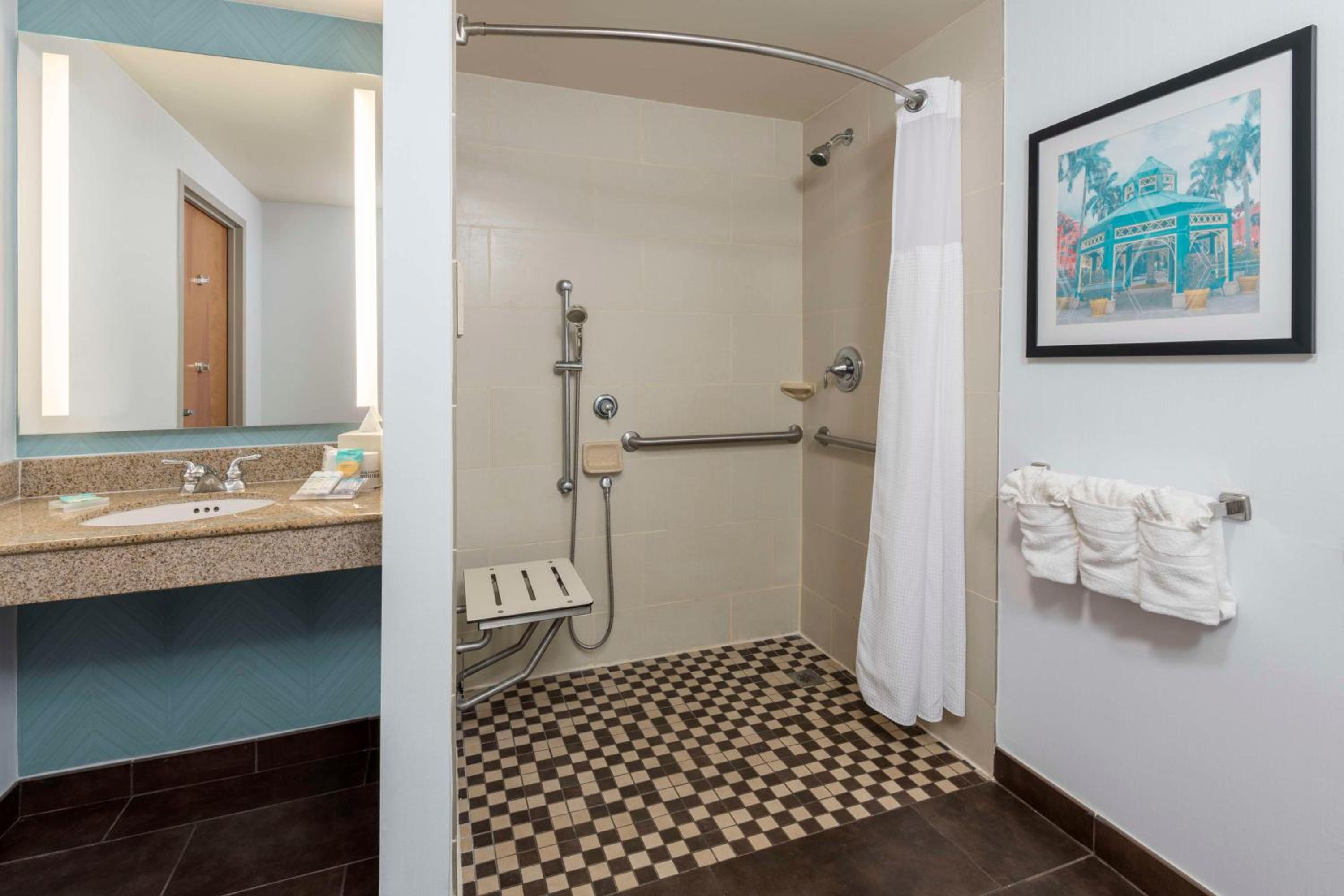 Queen Room with Two Queen Beds and Roll-In Shower - Mobility Access - Photo 5