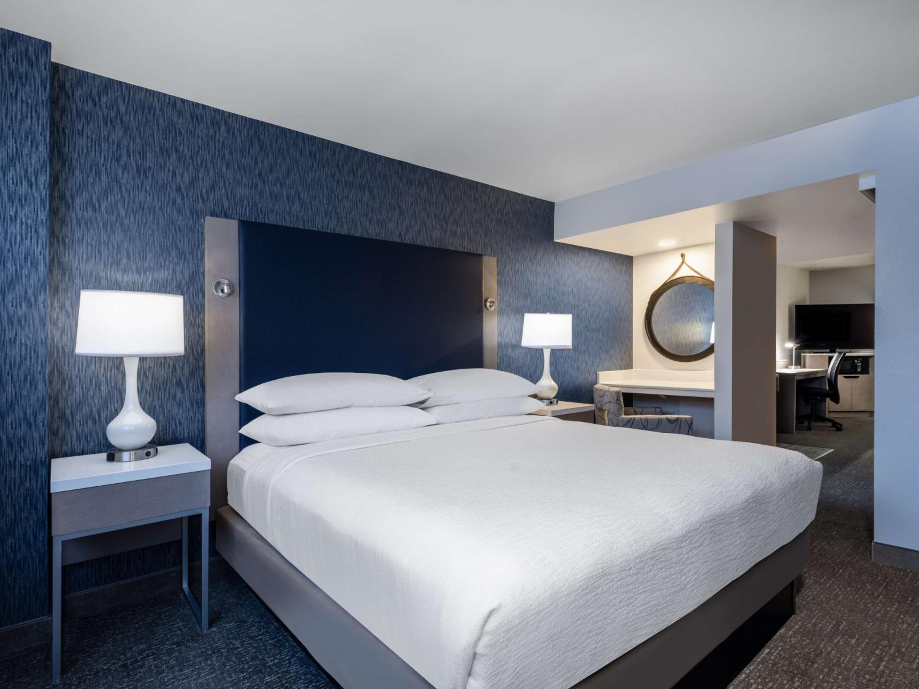 One-Bedroom King Suite with Roll-In Shower - Mobility Access/Non-Smoking - Photo 1
