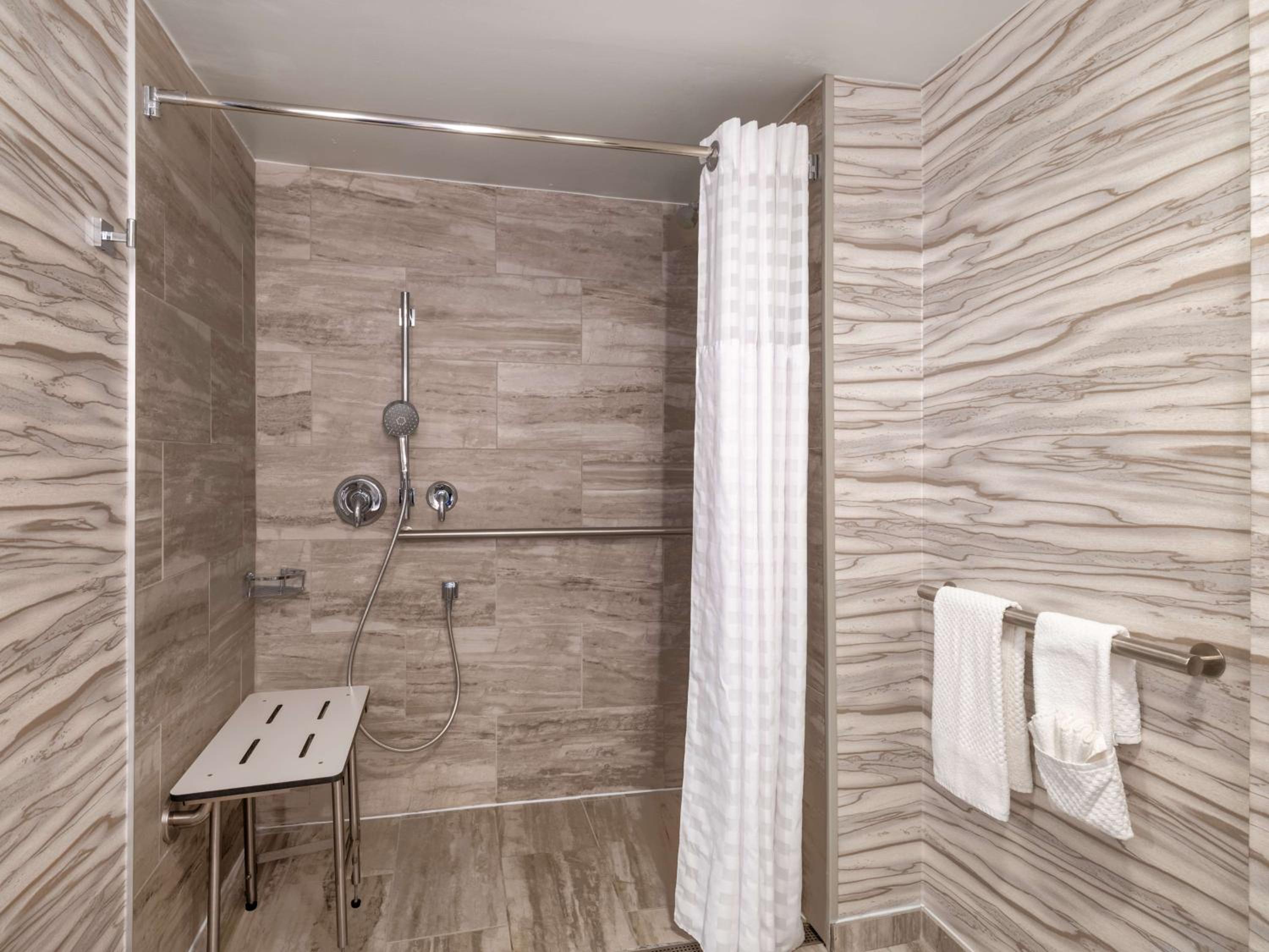 One-Bedroom King Suite with Roll-In Shower - Mobility Access/Non-Smoking - Photo 2